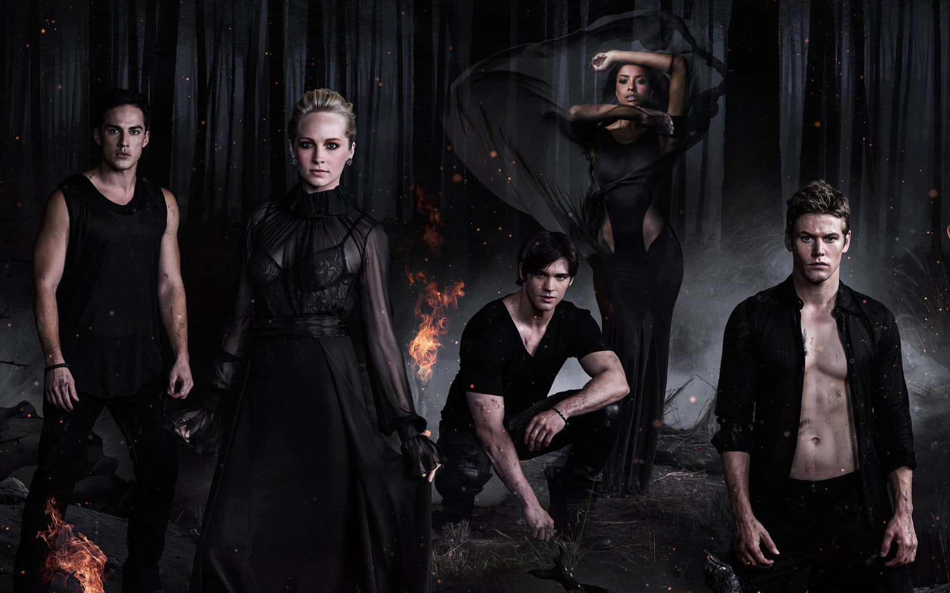 Vampire Diaries Desktop 桌布 壁紙 — 五個身穿黑色服裝的人物在悶燒的火焰和黑色窗簾中戲劇性地擺姿勢，火花四濺。