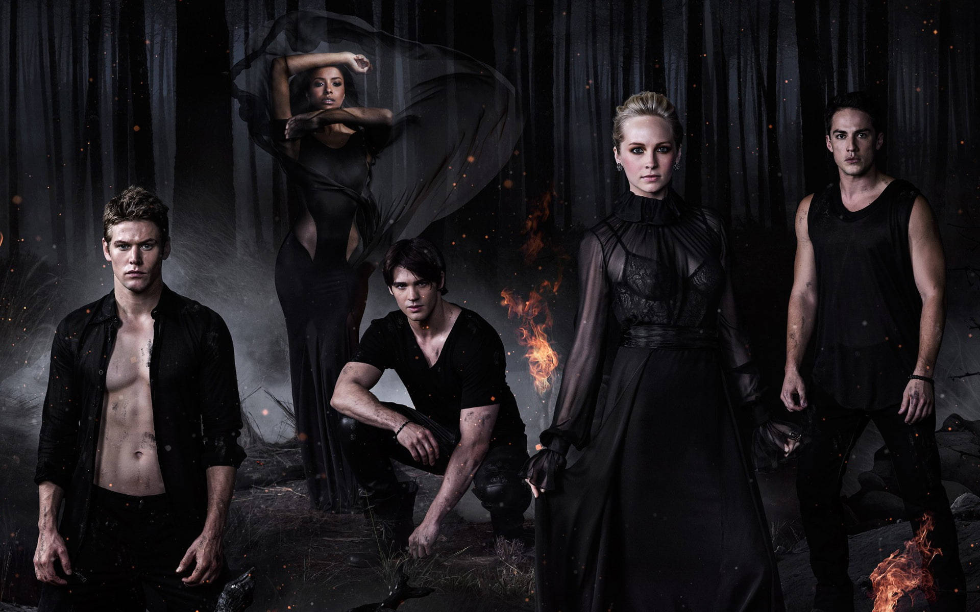 Vampire Diaries 桌布 壁紙 — 五個身穿黑色服裝的人物在煙霧和火焰中戲劇性地擺姿勢，背景是深色窗簾。
