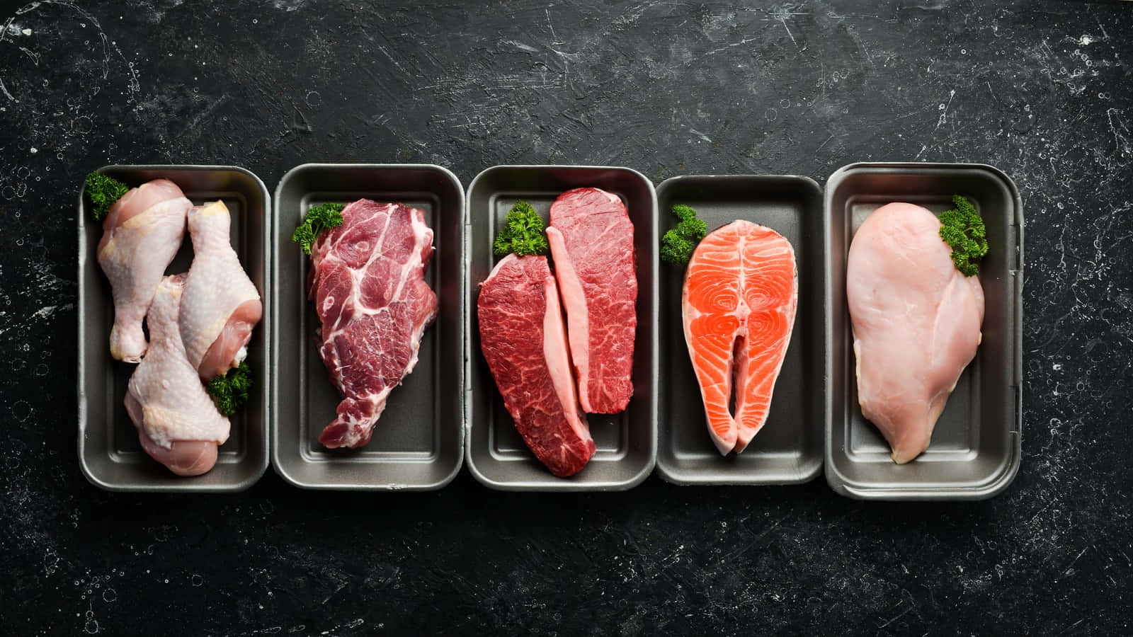 meat 桌布 壁紙 — 五個金屬托盤盛放生雞腿、豬排、牛排、鮭魚菲力和雞胸肉，背景為深色有紋理。
