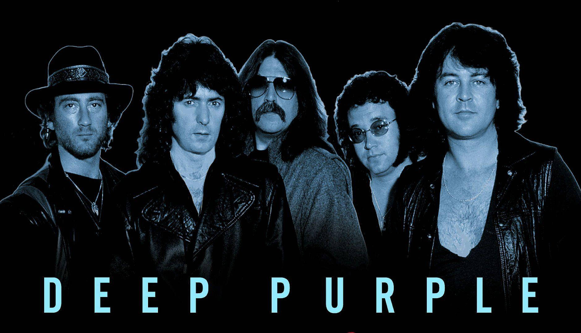 deep purple 桌布 壁紙 — 五個長髮穿皮夾克的男人在黑色背景前擺姿勢，背景有發光藍色文字寫著 Deep Purple。