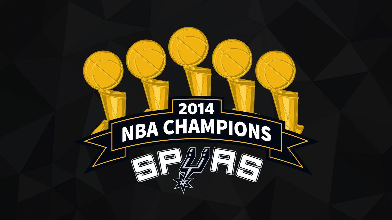 Spurs 桌布 壁紙 — 五個閃閃發光的金色NBA冠軍獎盃在一個宣佈2014年NBA冠軍馬刺隊的橫幅後面升起，背景為深色幾何圖案。