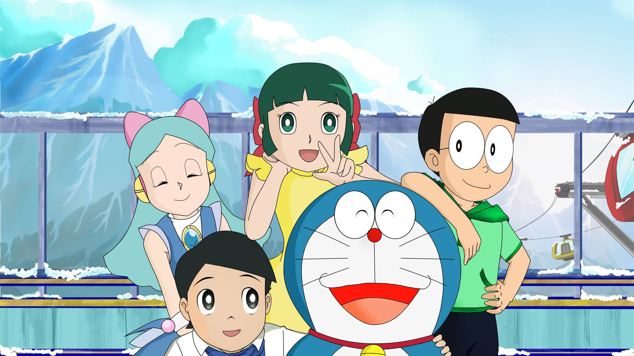 Doraemon 桌布 壁紙 — 五個開心的動漫角色在雪山纜車上一起擺姿勢，背景有山峰和雲朵。