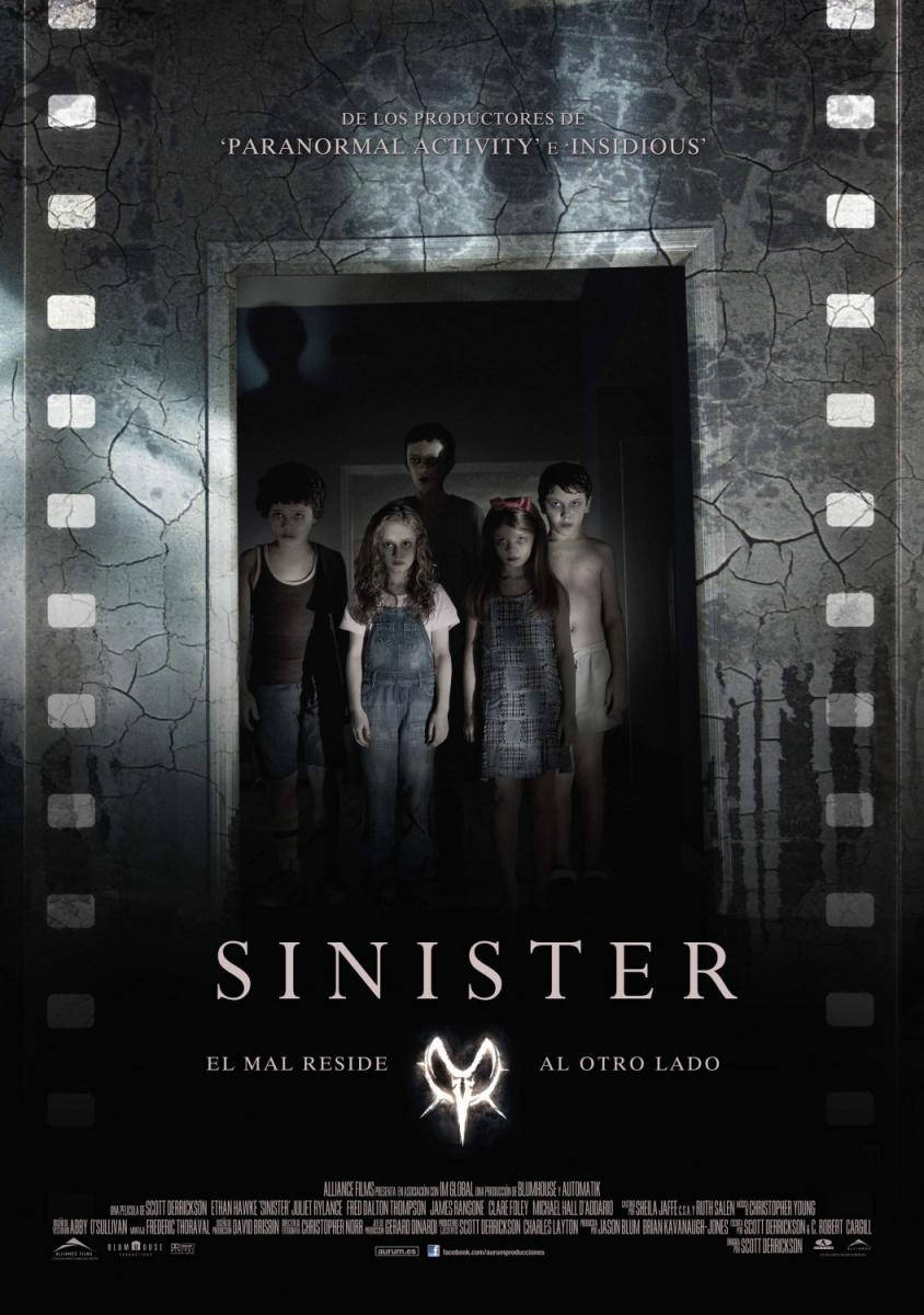 sinister 桌布 壁紙 — 五個面色蒼白的孩子站在黑暗的門口，在詭異的燈光下，周圍是破裂的膠片邊框。