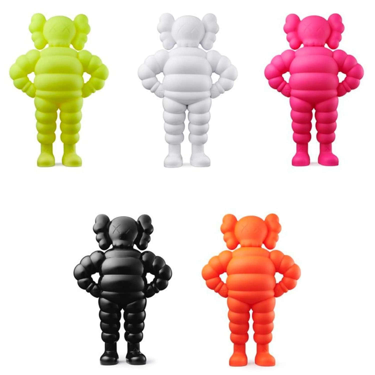 Kaws Chum 桌布 壁紙 — 五個風格化的KAWS公仔，顏色有萊姆綠、白色、桃紅、黑色和橙色，雙手叉腰站在純白色背景前。
