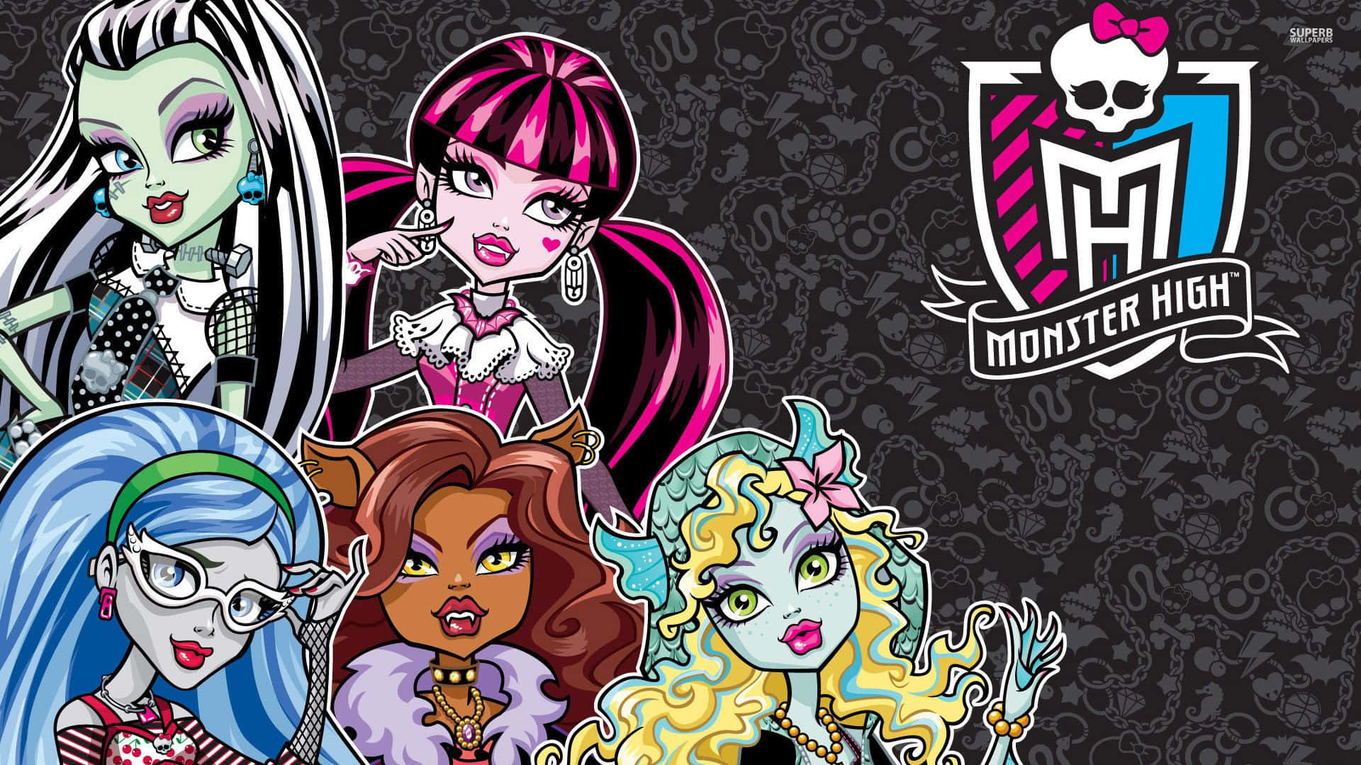 Monster High 桌布 壁紙 — 五個風格化的Monster High角色，擁有色彩繽紛的頭髮和哥德式時尚，在骷髏圖案背景前擺姿勢。
