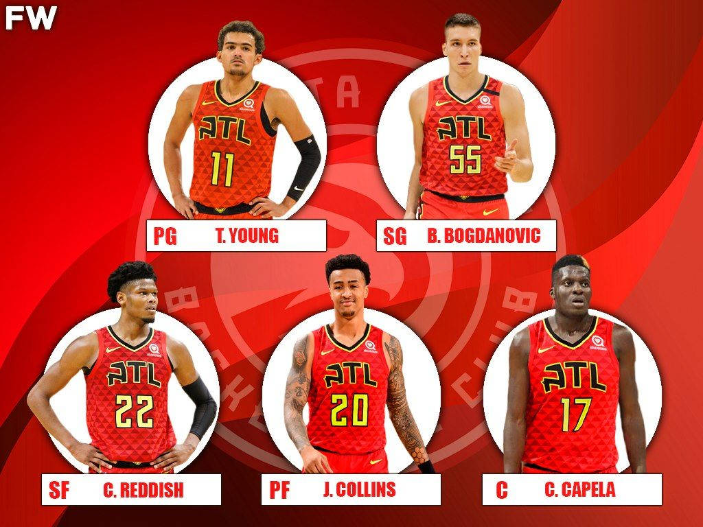 Hawks 桌布 壁紙 — 五名亞特蘭大老鷹隊籃球運動員身穿紅色球衣，在帶有球隊標誌的醒目紅色背景前擺姿勢。