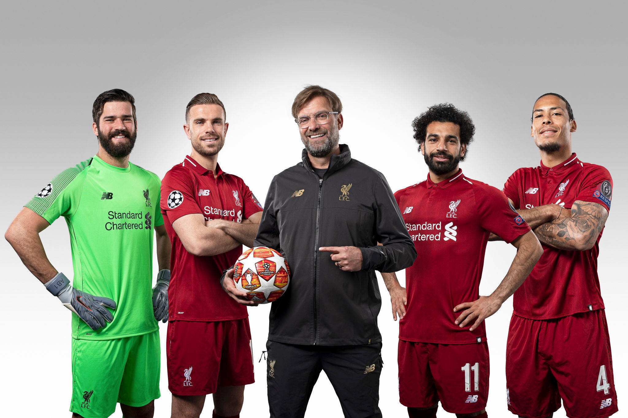 Liverpool Fc 桌布 壁紙 — 五名利物浦足球員及總教練高普自信地拿著歐冠足球，在純灰色攝影棚背景前擺姿勢。