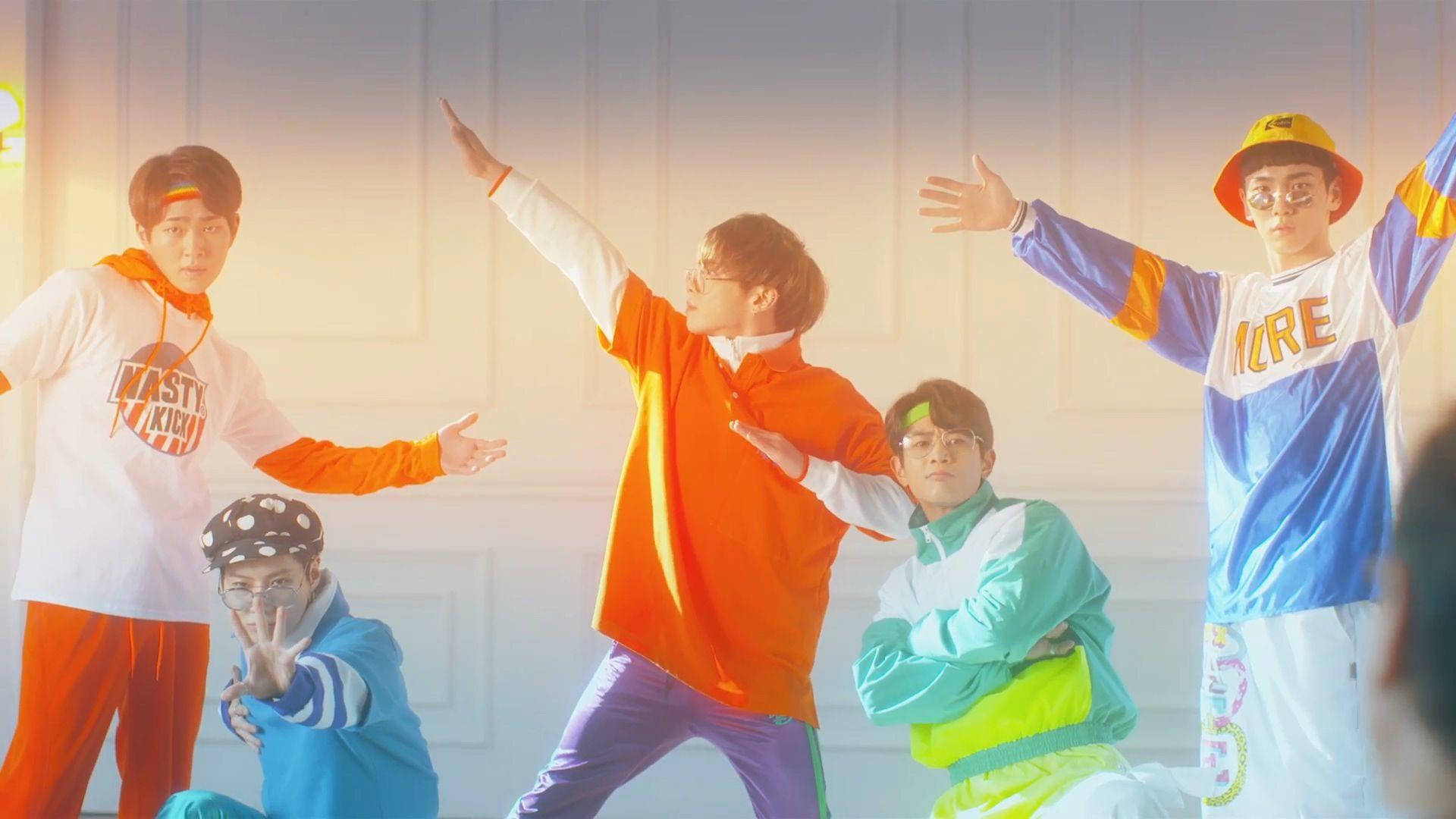 Shinee 桌布 壁紙 — 五名年輕男子穿著充滿活力的90年代街頭服飾，在柔和照明的鑲板牆前擺出動態姿勢。