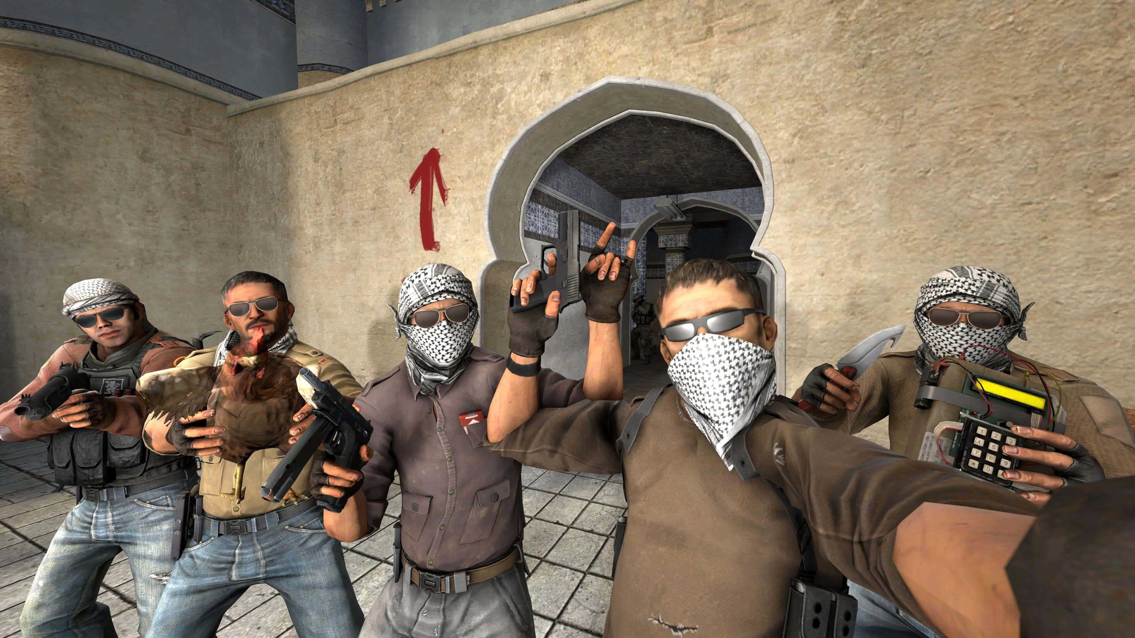 Counterstrike 桌布 壁紙 — 五名戴面具的武裝男子身穿戰術裝備，在一個有拱門和紅色箭頭的陽光庭院中咄咄逼人地擺姿勢。