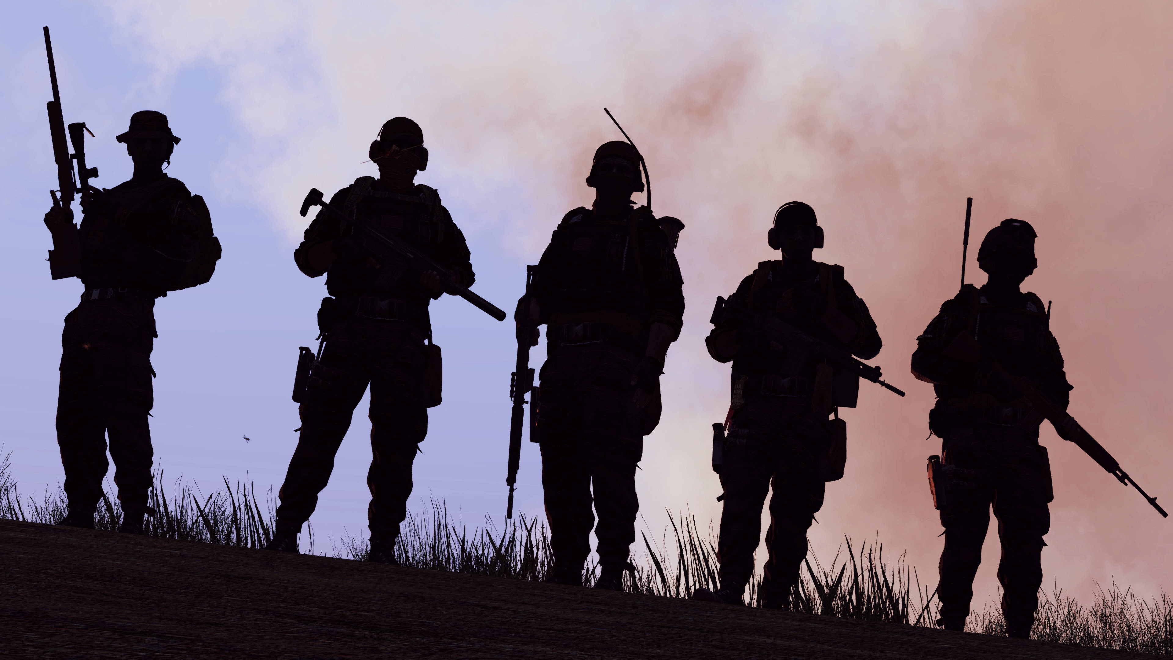 arma 桌布 壁紙 — 五名武裝士兵的剪影排成一列，站在長滿草的山丘上，背景是煙霧瀰漫的黃昏天空。