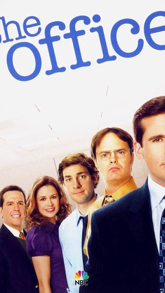 Michael Scott 桌布 壁紙 — 五名穿著商務服裝的辦公室員工在純白色背景前擺姿勢，上方有藍色的「The Office」標題。