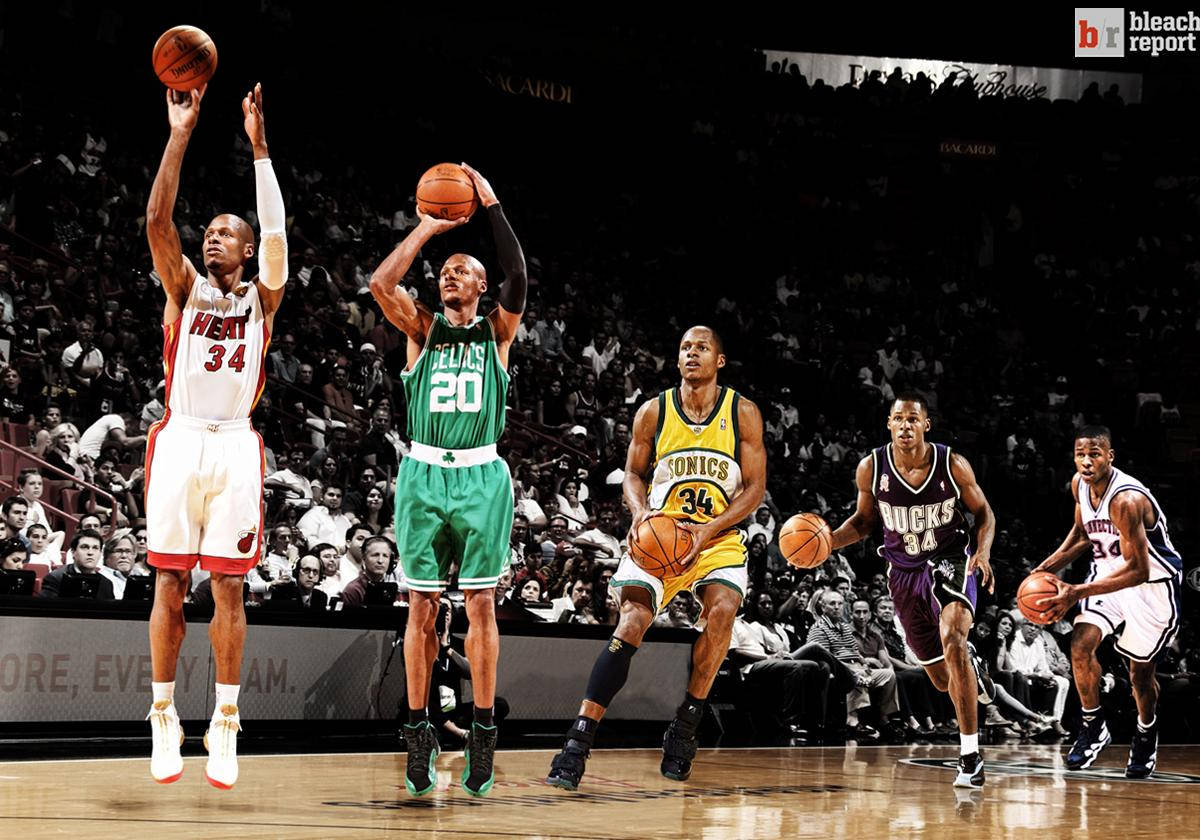 Ray Allen 桌布 壁紙 — 五名籃球運動員在球場上進行比賽，背景為黑白人群。