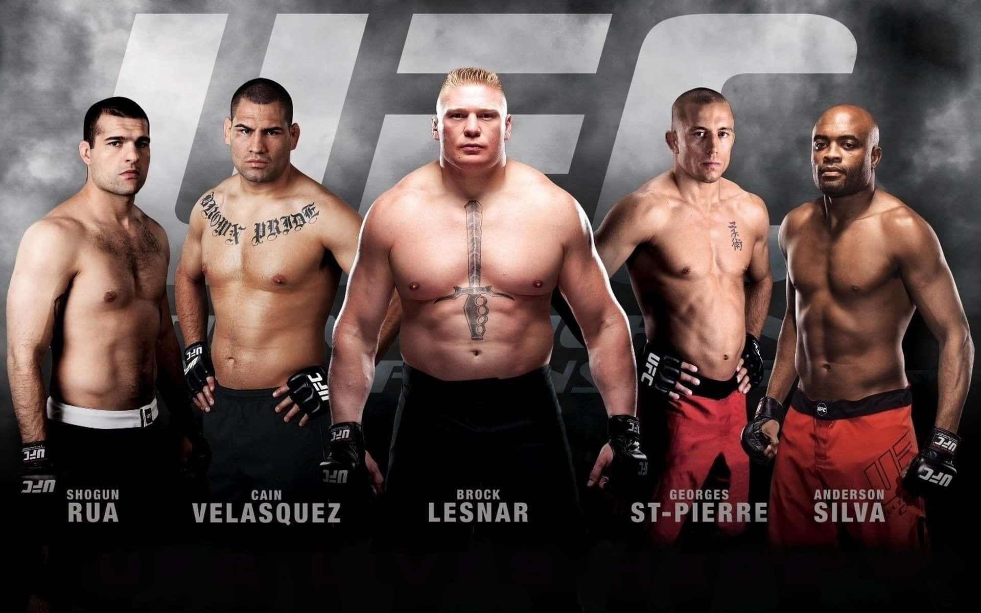 UFC 桌布 壁紙 — 五名肌肉發達的UFC拳手一字排開，背景是煙霧瀰漫的黑暗環境，身後有UFC標誌。