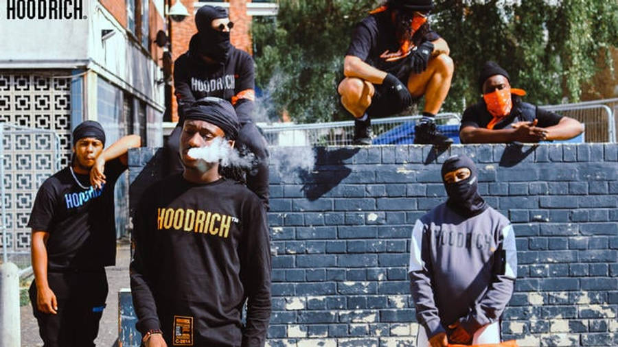 boys attitude 桌布 壁紙 — 五名身穿Hoodrich品牌服飾的年輕男性在藍色磚牆上擺姿勢，煙霧在他們周圍旋轉，營造出都市氛圍。