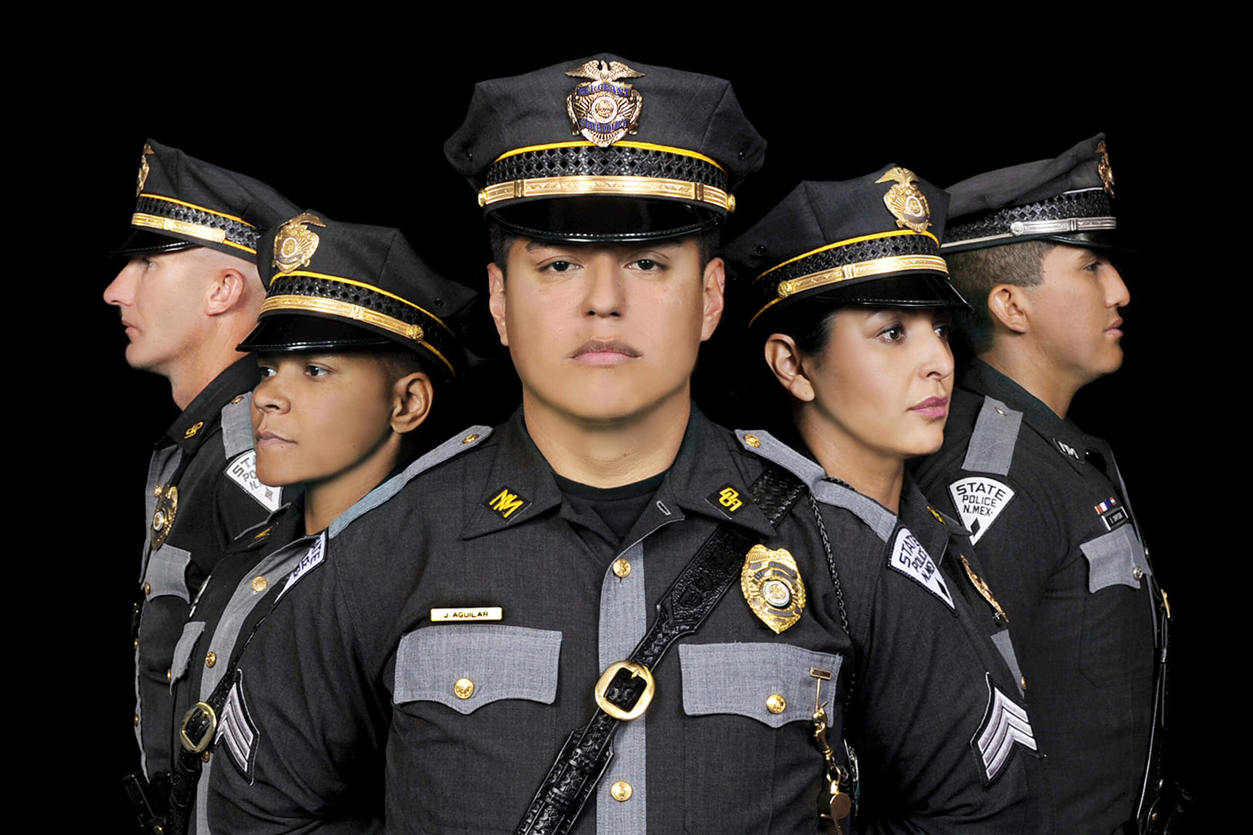警察 桌布 壁紙 — 五名身穿制服的警察排成一排，站在黑色背景前，表情嚴肅且專業。