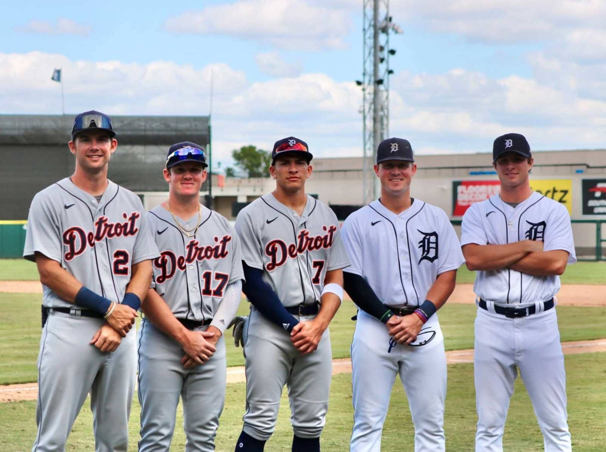 tigers 桌布 壁紙 — 五名身穿底特律隊服的棒球運動員自信地站在陽光明媚的球場上，背後是球場燈光。