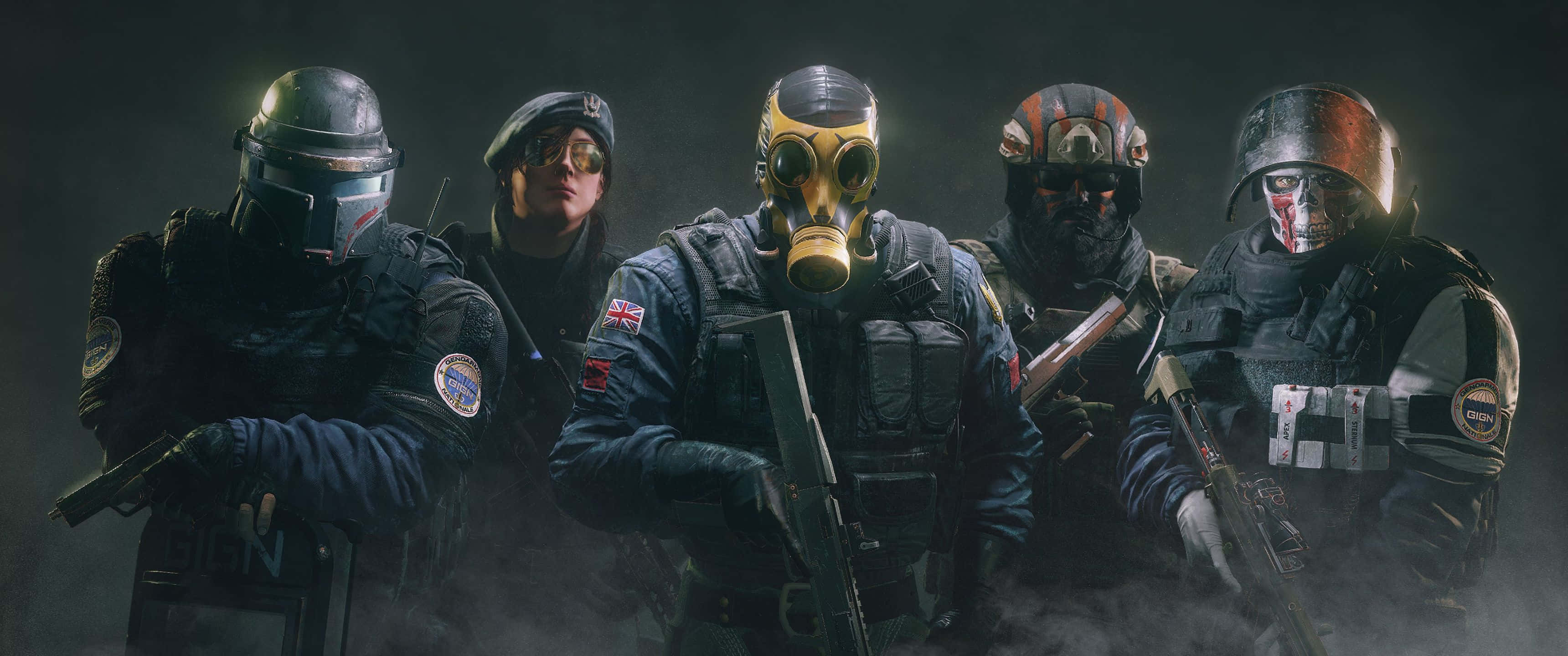 3440x1440p Rainbow Six Siege 桌布 壁紙 — 五名身穿戰術裝備和面具的武裝士兵站在煙霧瀰漫、光線昏暗的環境中手持武器。