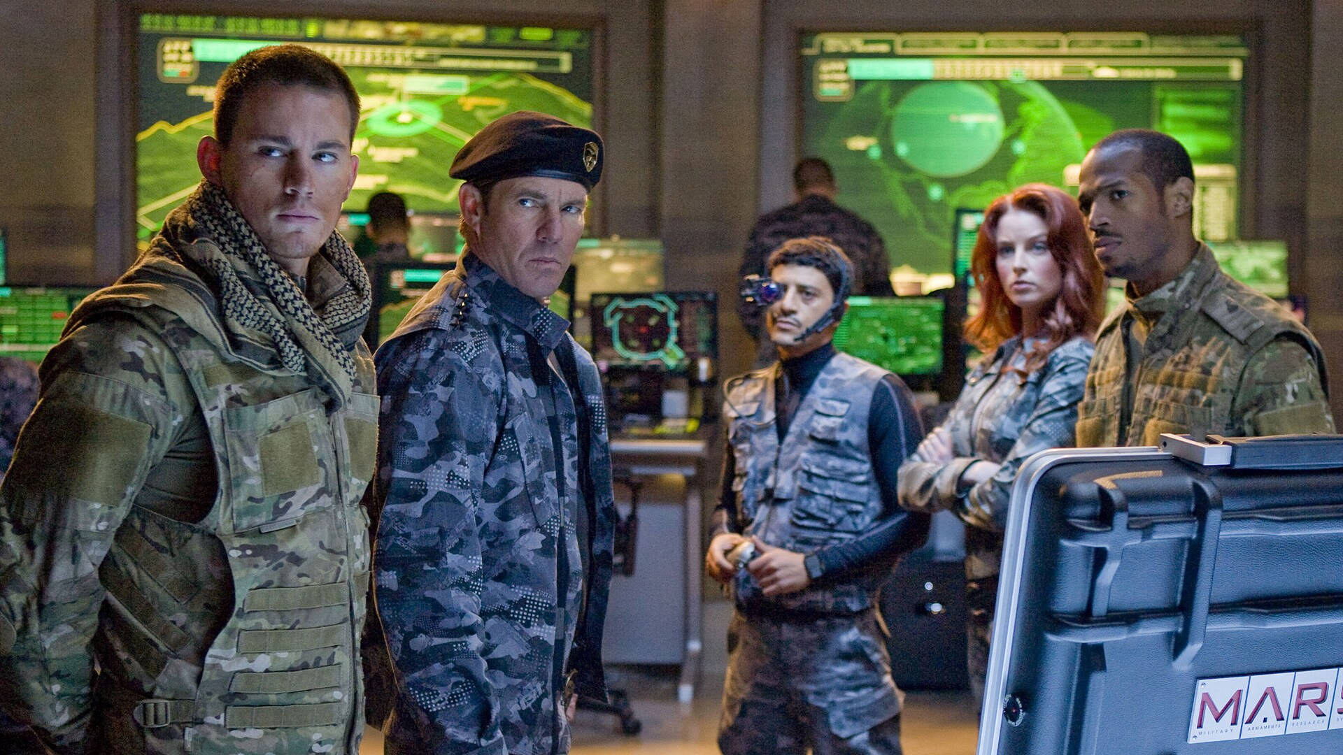 Gi Joe 桌布 壁紙 — 五名身穿戰術裝備的士兵在一個配備發光綠色螢幕的高科技指揮中心保持警覺。