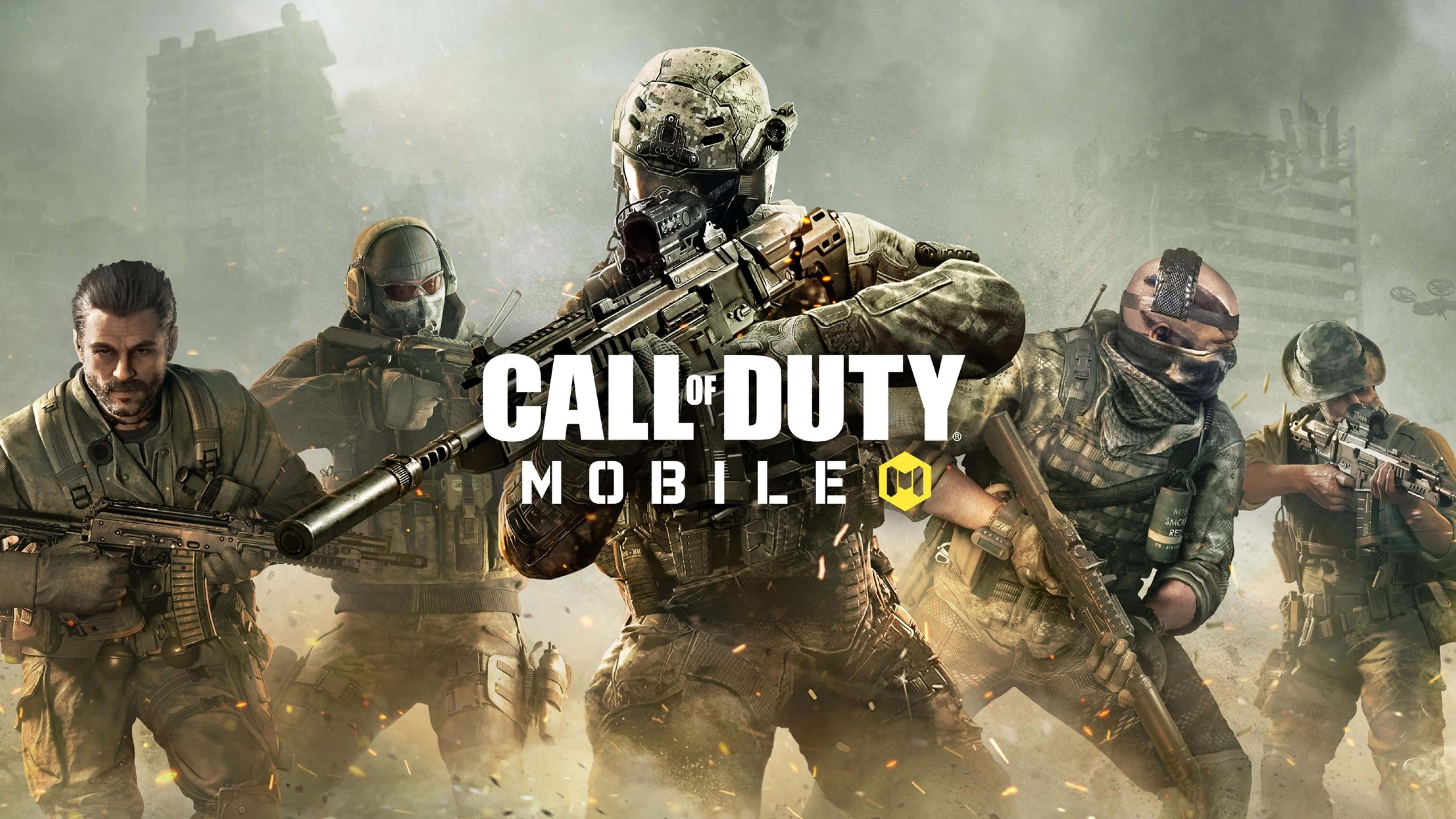 Call Of Duty First Person Shooter 桌布 壁紙 — 五名身穿戰術裝備的士兵在煙霧瀰漫的城市戰場上前進，槍火和碎片四處飛揚。