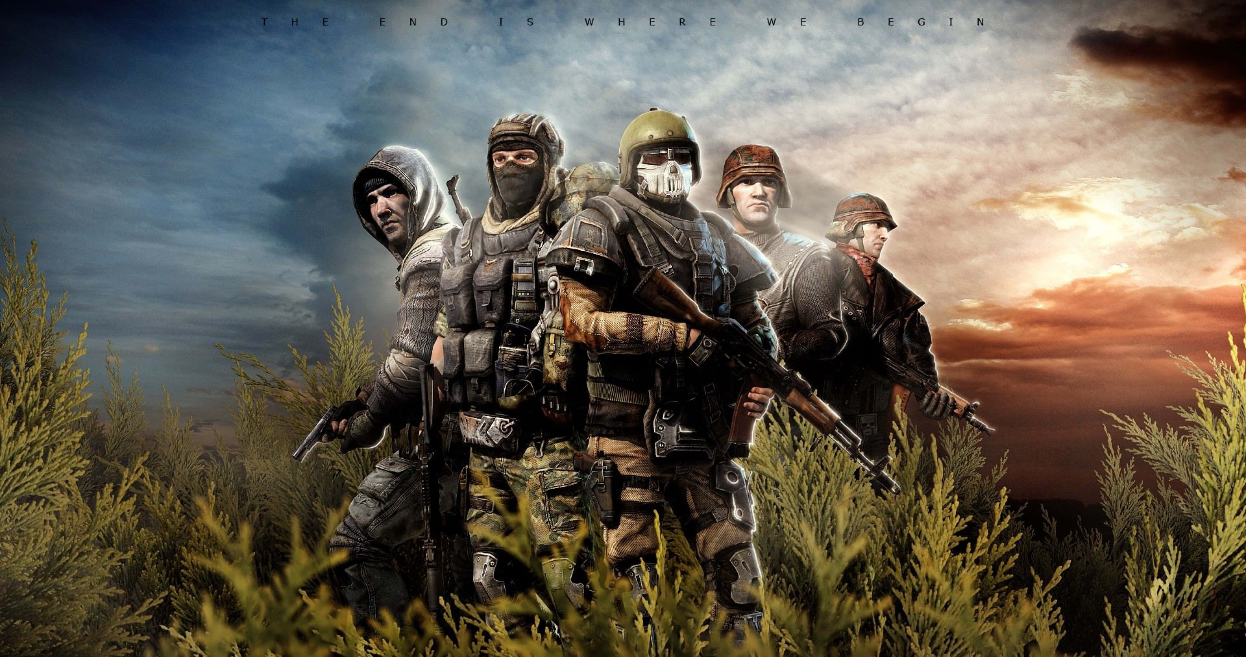 Action Games 桌布 壁紙 — 五名身穿戰術裝備的武裝士兵站在高草叢生的田野中，背景是戲劇性的日落天空。