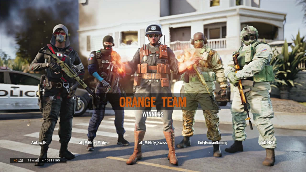 Rainbow Six Siege Thermite 桌布 壁紙 — 五名身穿戰術裝備的武裝玩家在陽光明媚的城市街道上，以「Orange Team Winners」的身份慶祝勝利，背景有一輛警車。