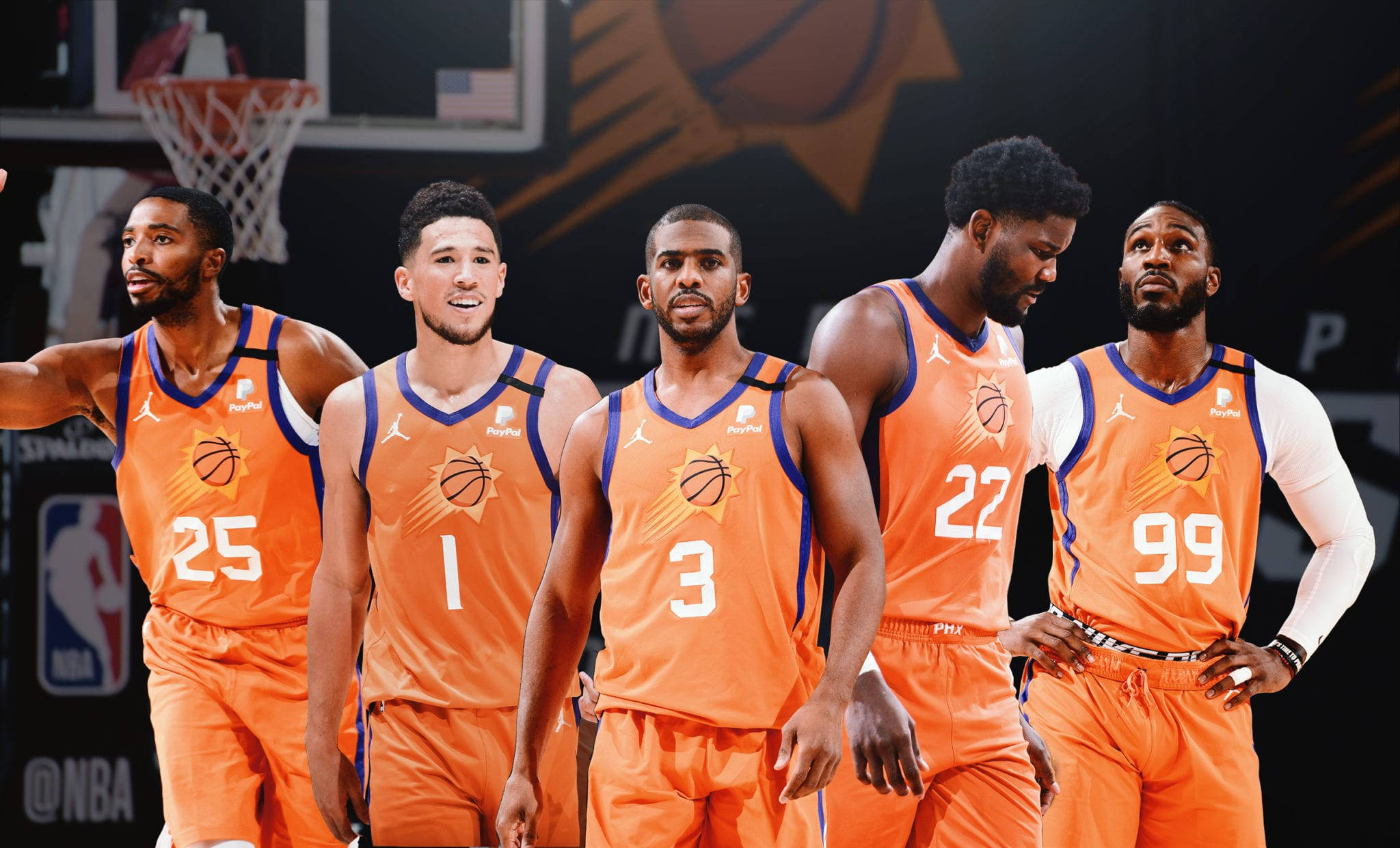 Suns 桌布 壁紙 — 五名身穿橙色太陽隊球衣的籃球運動員自信地站在球場上，身後有一個籃框。