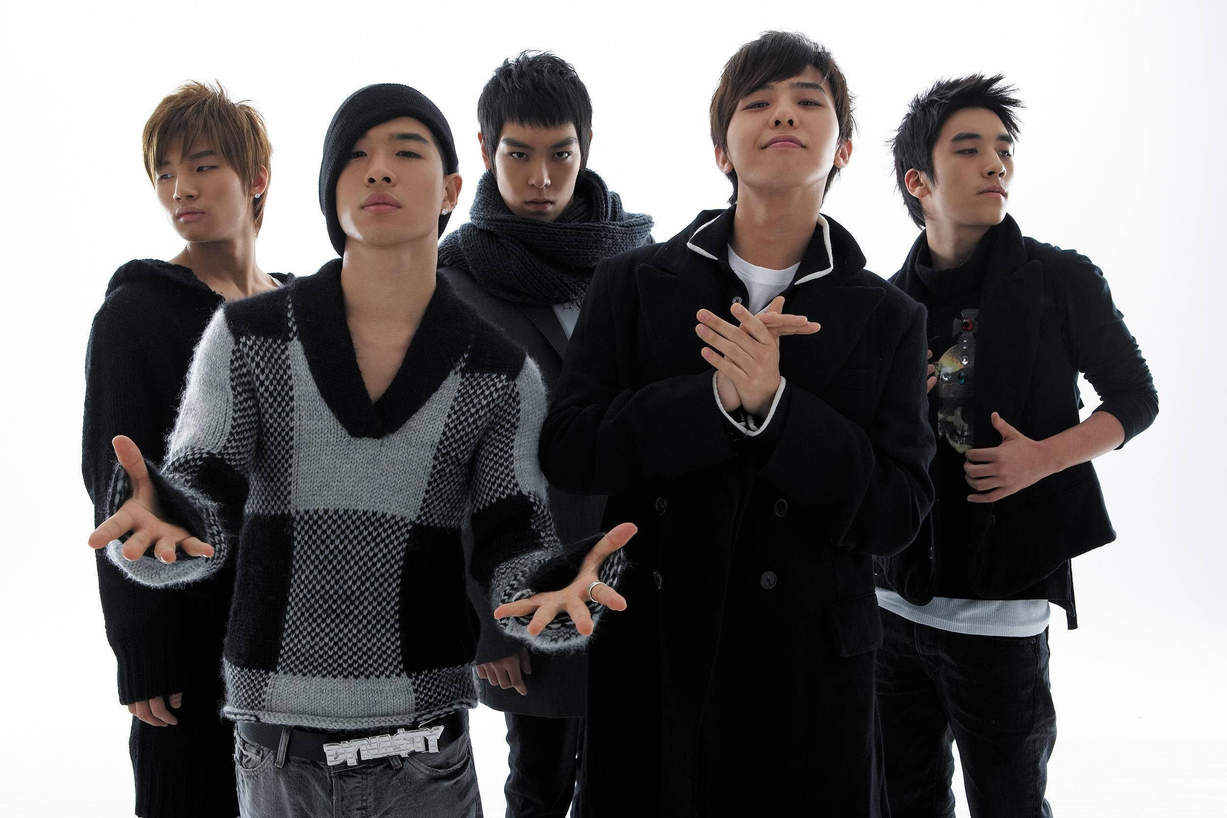 Bigbang 桌布 壁紙 — 五名身穿深色冬季服裝的年輕男子在純白的工作室背景前自信地擺姿勢。