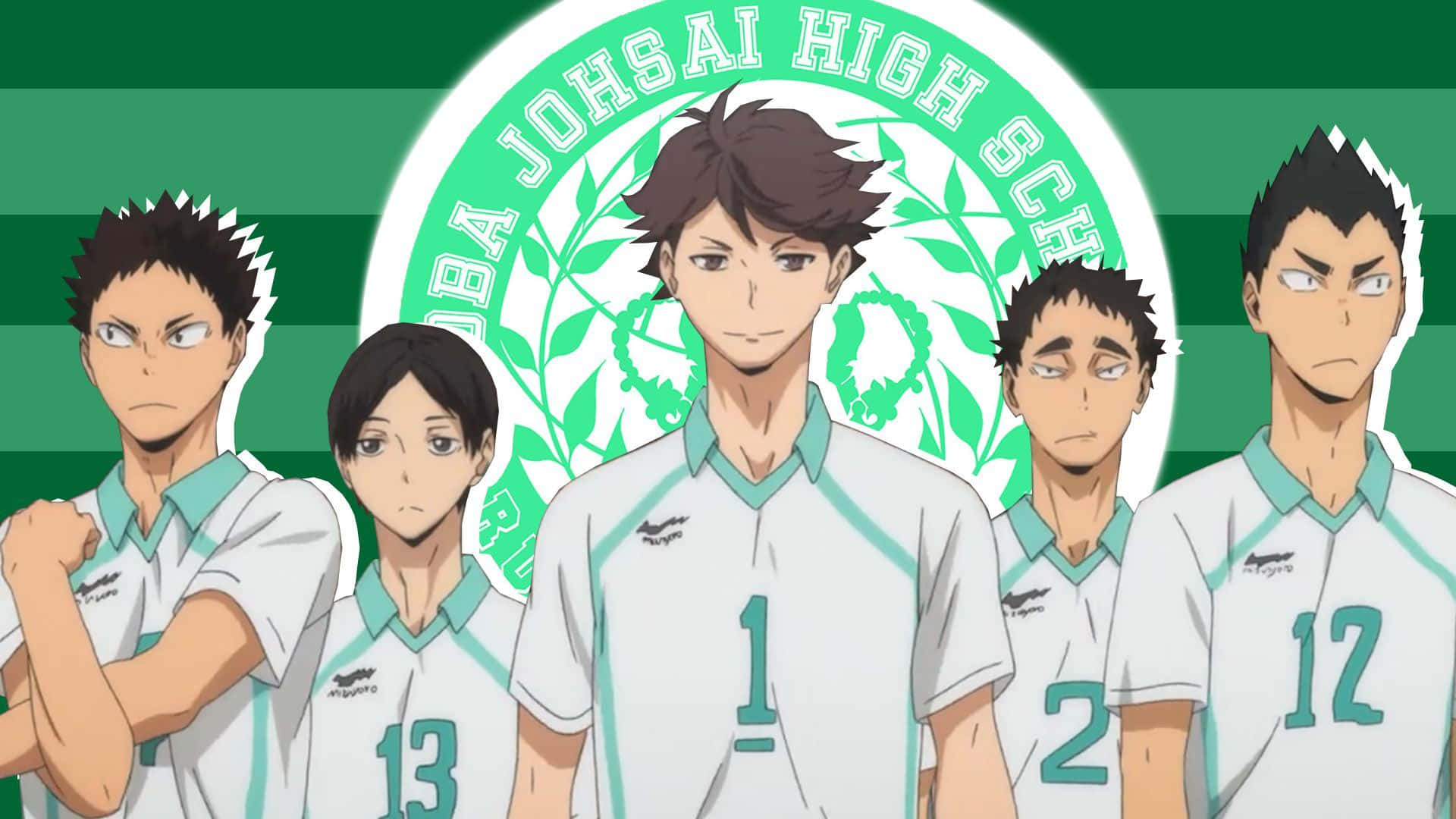 Aoba Johsai 桌布 壁紙 — 五名身穿白色制服、意志堅定的動漫排球運動員站在學校徽章前，背景是綠色條紋。