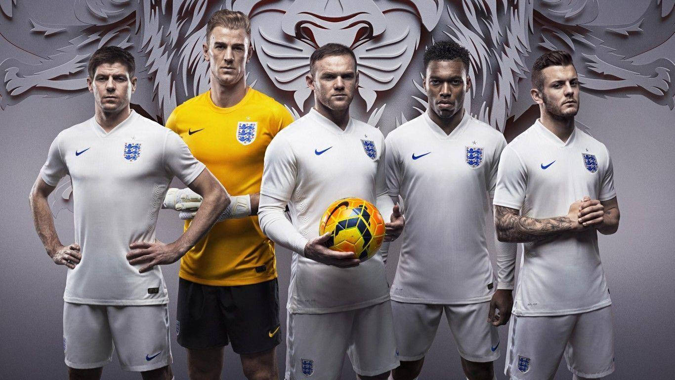 Nike 桌布 壁紙 — 五名身穿白色和黃色球衣的英格蘭足球員，在獅子頭背景前自信地擺姿勢，手持一個色彩鮮豔的足球。