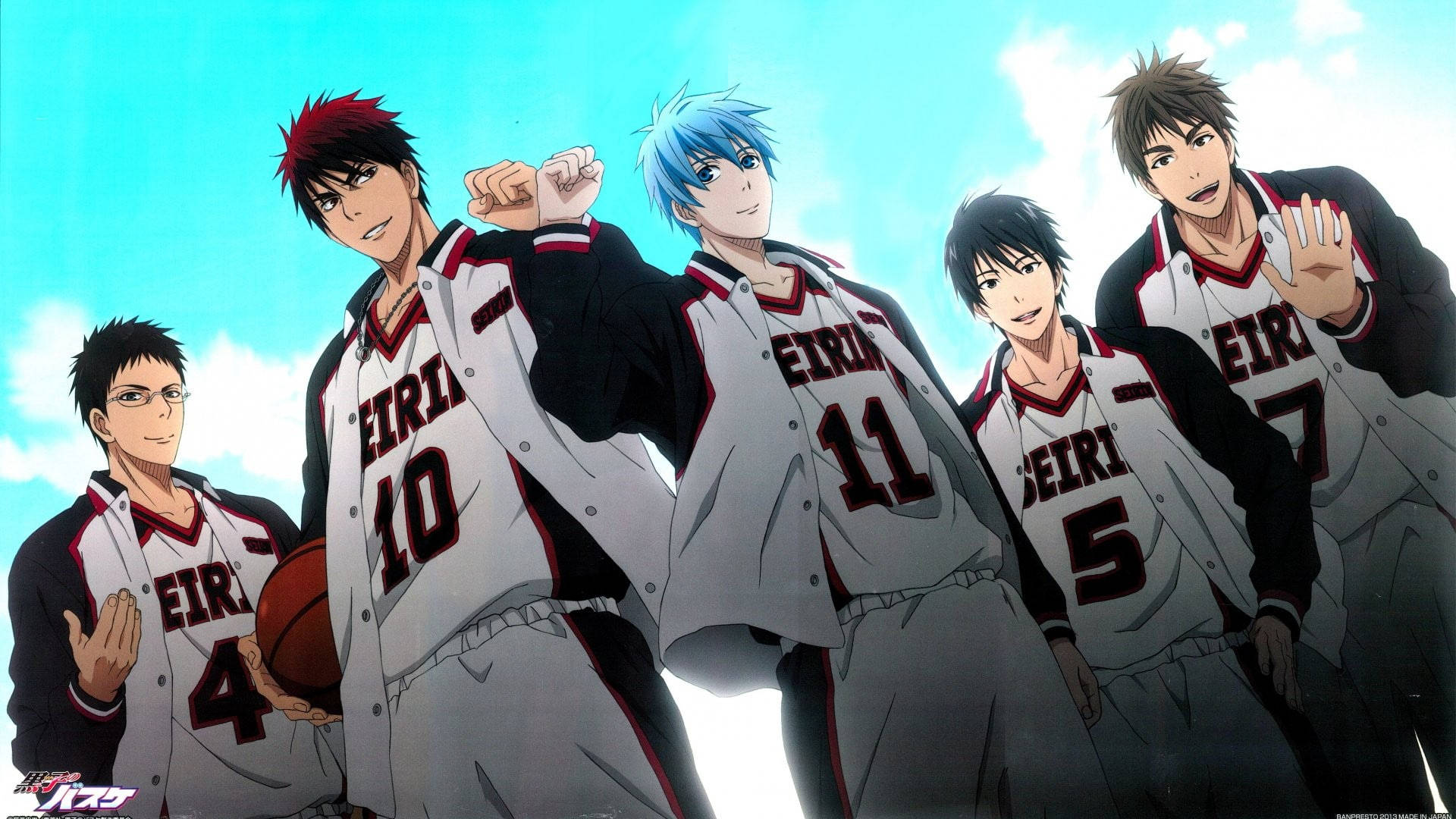 Kuroko No Basket 桌布 壁紙 — 五名身穿白色和黑色制服的動漫籃球運動員，在 fluffy 雲朵的明亮藍天前自信地擺姿勢。