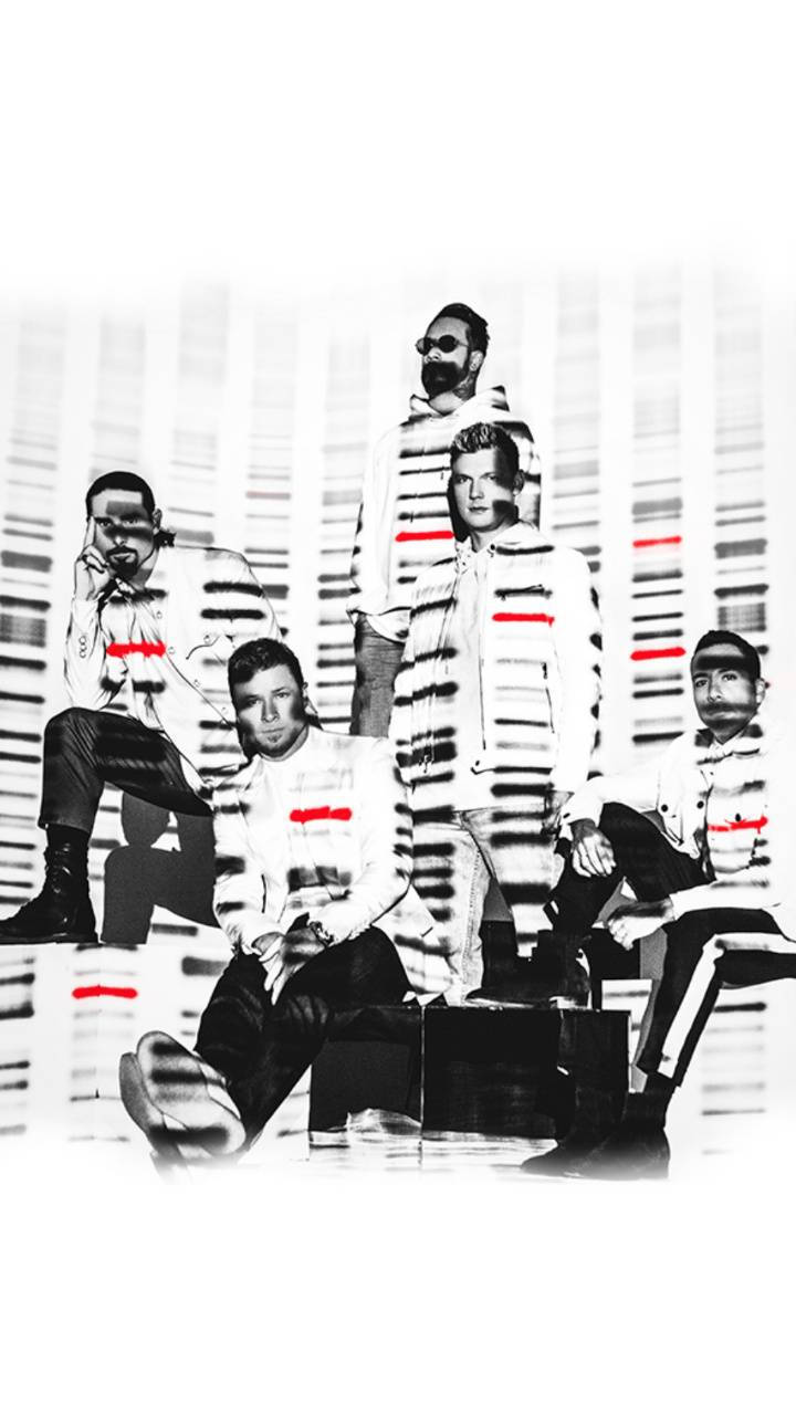 Backstreet 桌布 壁紙 — 五名身穿白色條紋服裝、帶紅色點綴的男子，在鮮明的條紋背景前以高對比單色風格擺姿勢。