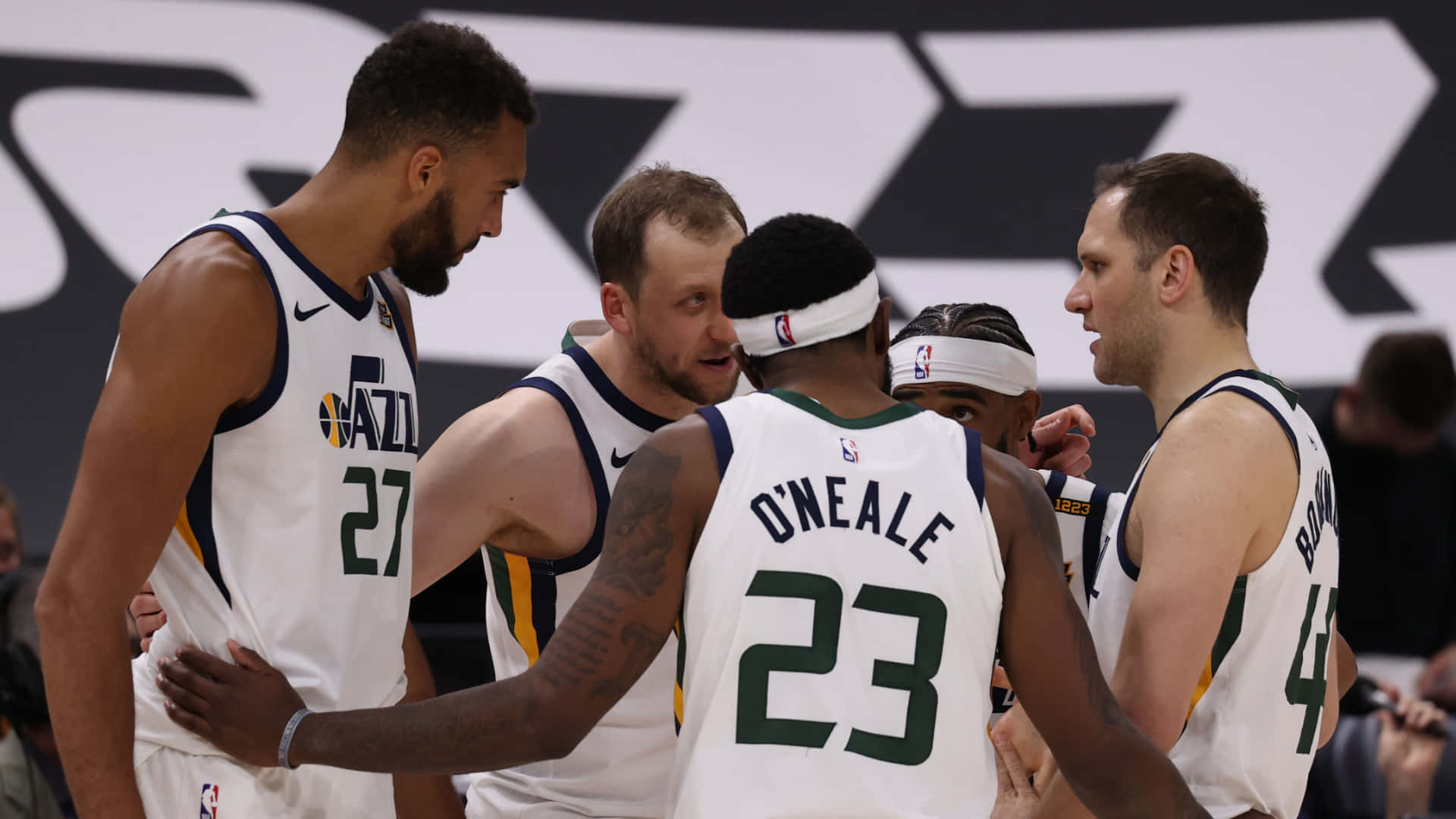 NBA 桌布 壁紙 — 五名身穿白色球衣的猶他爵士籃球運動員在比賽期間於球場上緊密圍攏。