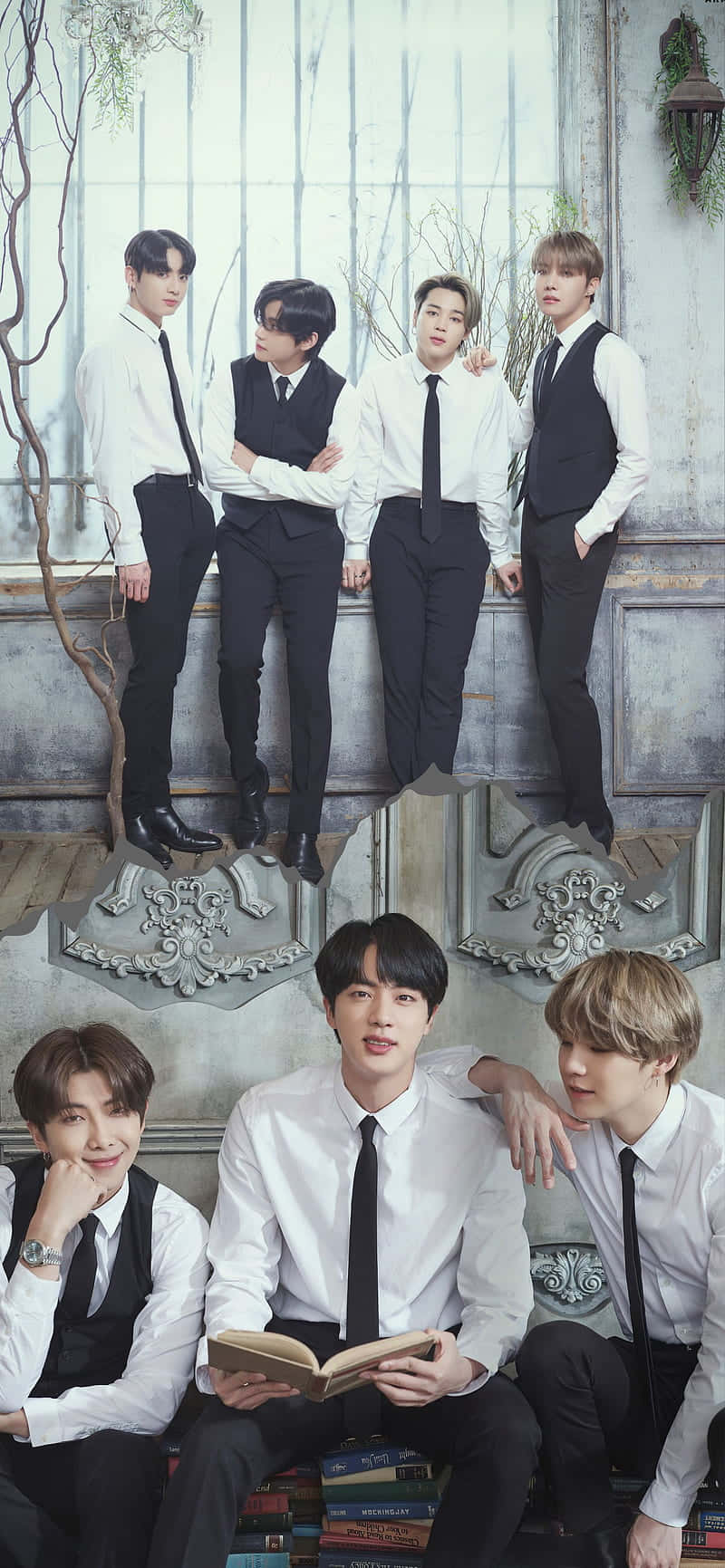 BTS 桌布 壁紙 — 五名身穿白襯衫和黑色背心的年輕男子，在一個帶有書架和綠植的復古華麗牆壁前優雅地擺姿勢。