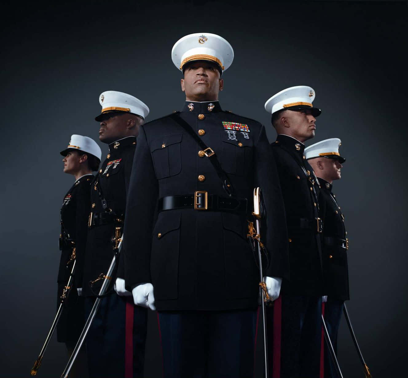 Marines 桌布 壁紙 — 五名身穿禮服的海軍陸戰隊員在黑暗的攝影棚背景下，以集中的燈光僵硬地立正站著。
