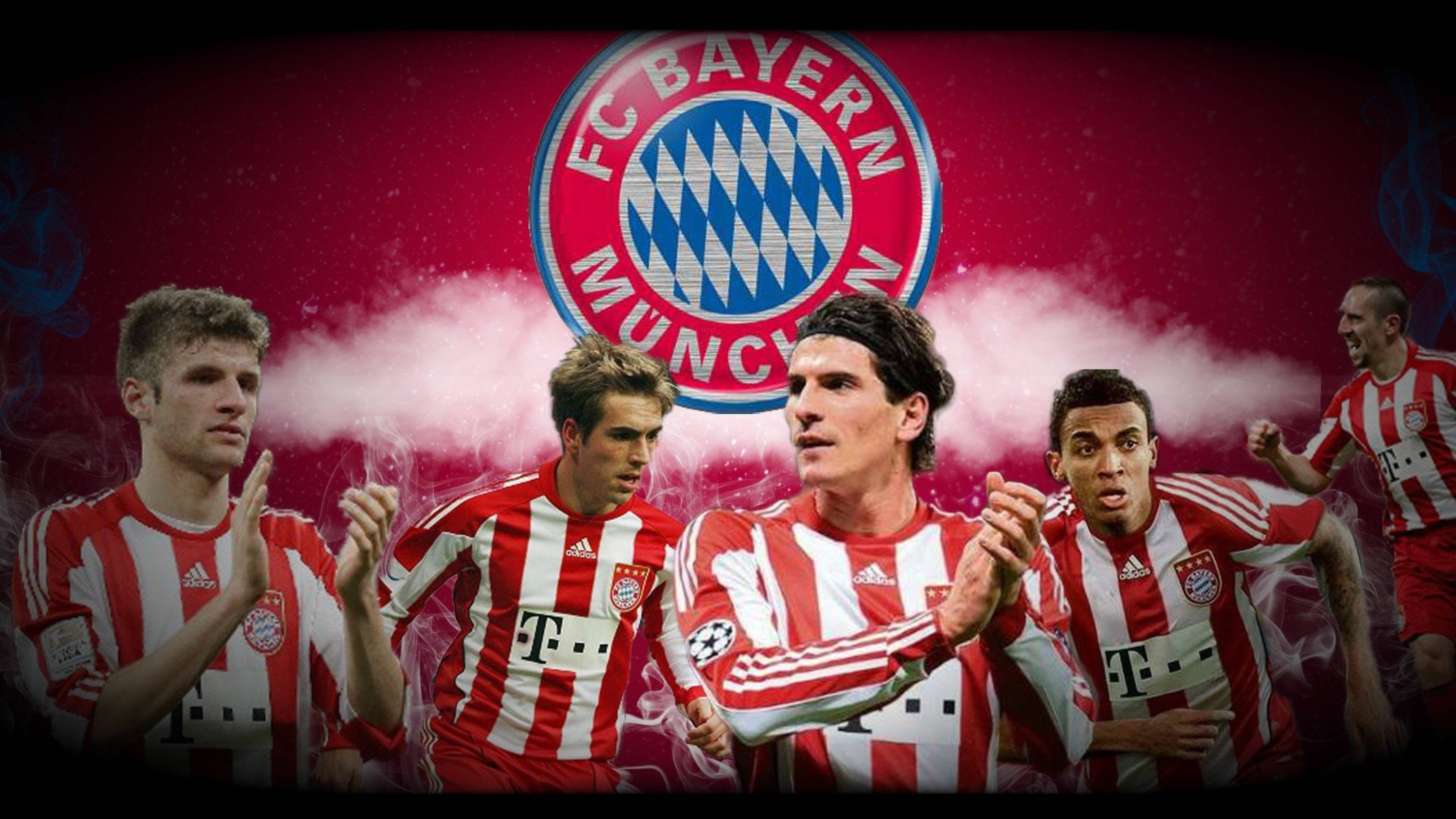 Bayern 桌布 壁紙 — 五名身穿紅白條紋球衣的拜仁慕尼黑足球員在煙霧彌漫的紅色背景前動感地擺出姿勢，背景有球會徽章。