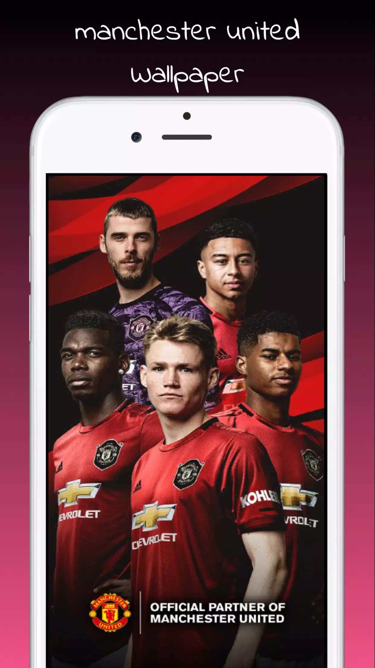 Manchester United Team 桌布 壁紙 — 五名身穿紅色球衣的曼聯足球員在智慧型手機螢幕上，以鮮明的紅黑幾何背景前擺姿勢。