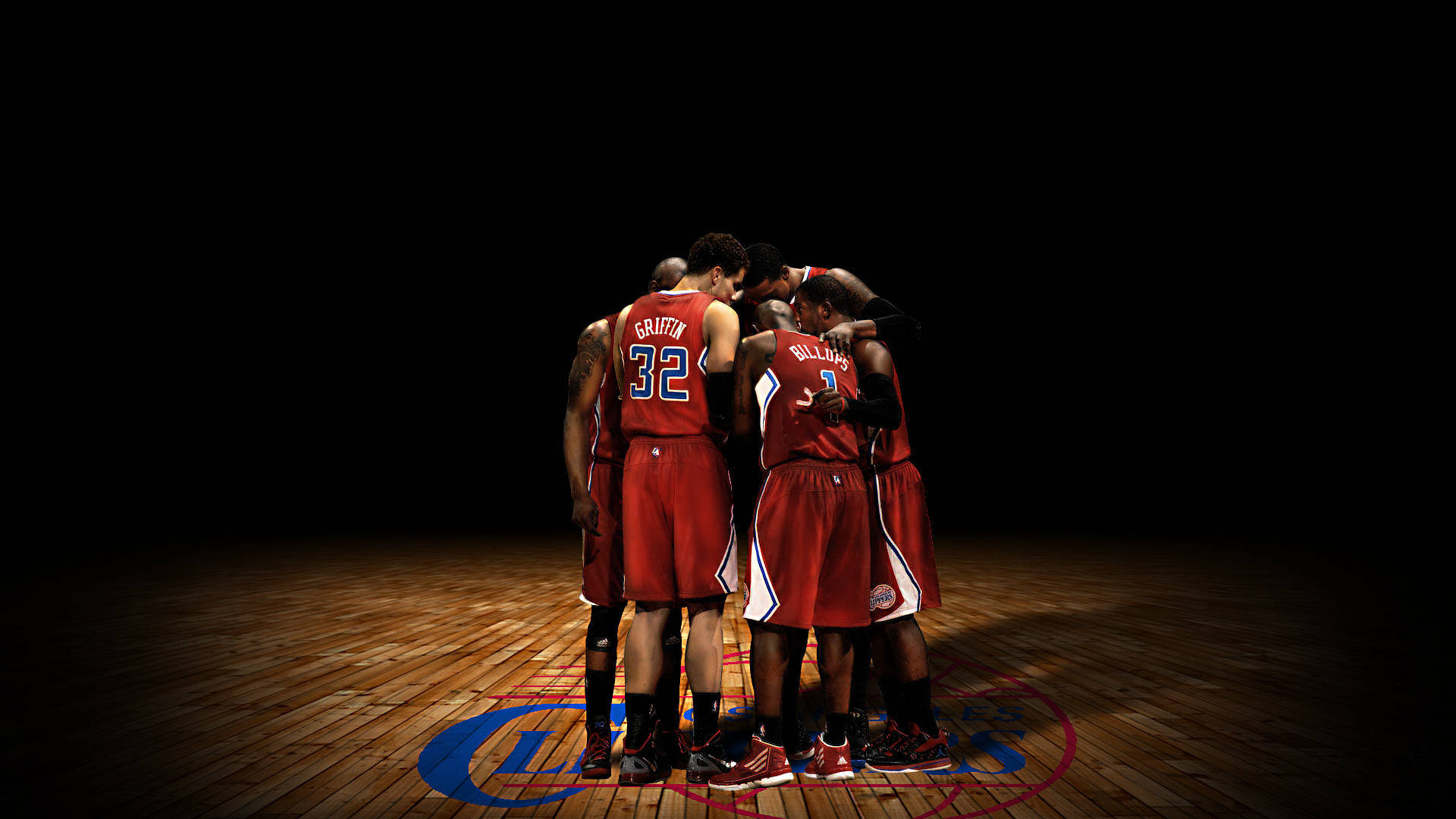 Teams 桌布 壁紙 — 五名身穿紅色球衣的籃球運動員在黑色背景前，於戲劇性聚光燈下緊密聚集在木地板上。