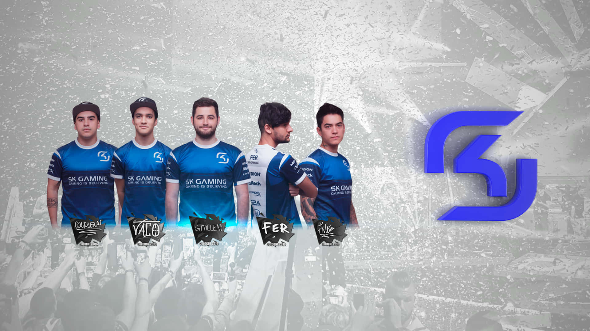 Sk Gaming 桌布 壁紙 — 五名身穿藍色SK Gaming球衣的電競選手自信地站在充滿動感的人群和標誌背景前。
