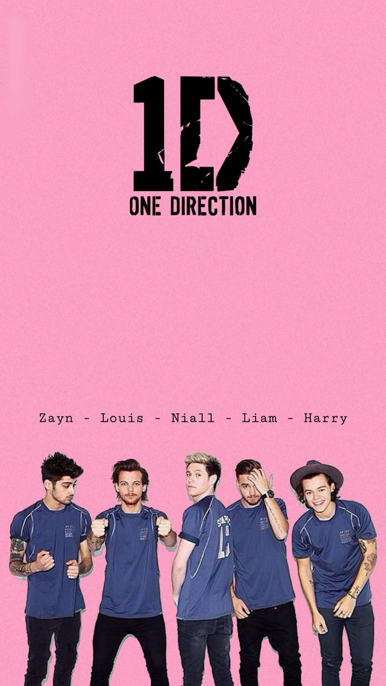 One Direction 桌布 壁紙 — 五名身穿藍色襯衫的年輕男子在純粉色背景前擺姿勢，背景上有粗體黑色「1D」標誌和樂隊名稱。