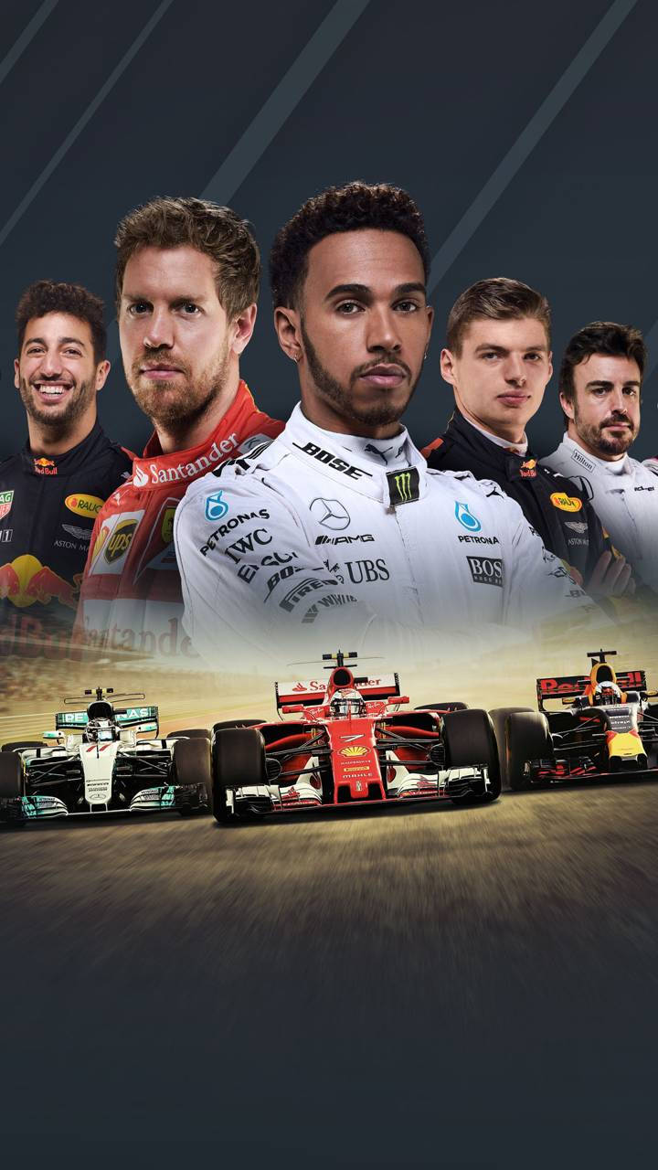 五名F1車手和三輛賽車在賽道上移動。