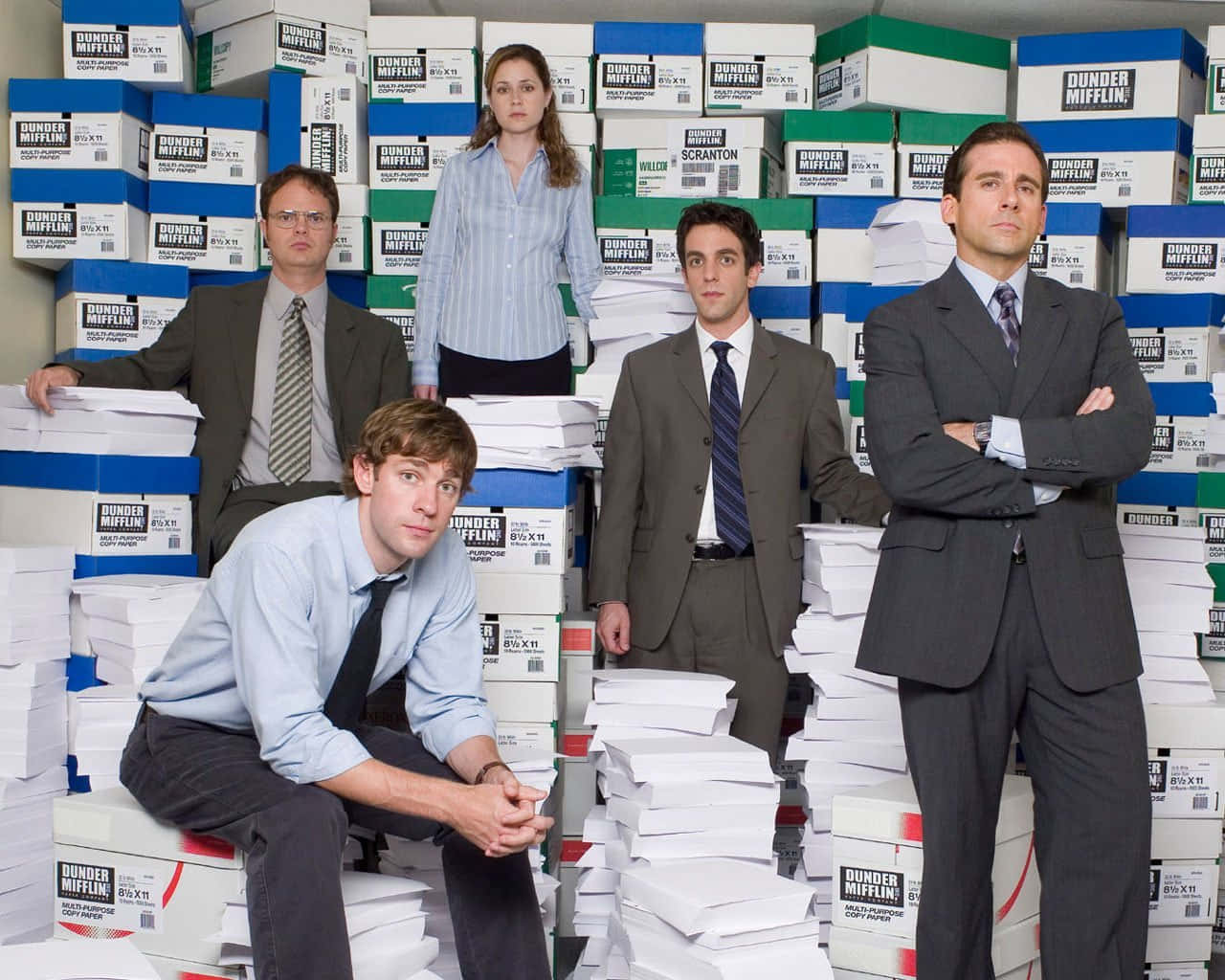 john krasinski 桌布 壁紙 — 五名辦公室員工在堆疊如山的Dunder Mifflin紙箱和文件中自信地擺姿勢。