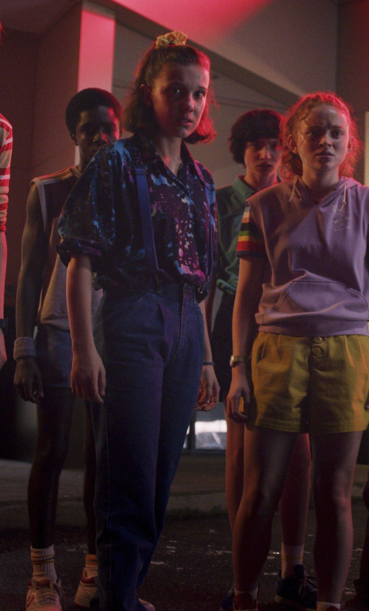 Stranger Things 3 桌布 壁紙 — 五名青少年站在昏暗的走廊中，被紅色和紫色的霓虹燈光籠罩，神情警覺而嚴肅。