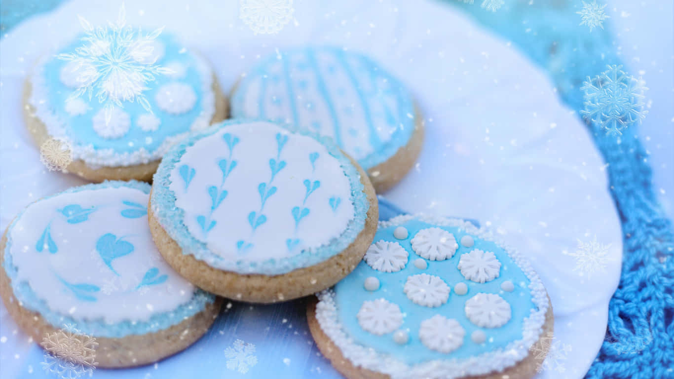 1366x768 Cookies 桌布 壁紙 — 五塊精心裝飾的藍白雪花餅乾放在一個雪白的盤子上，旁邊有一條藍色針織圍巾。