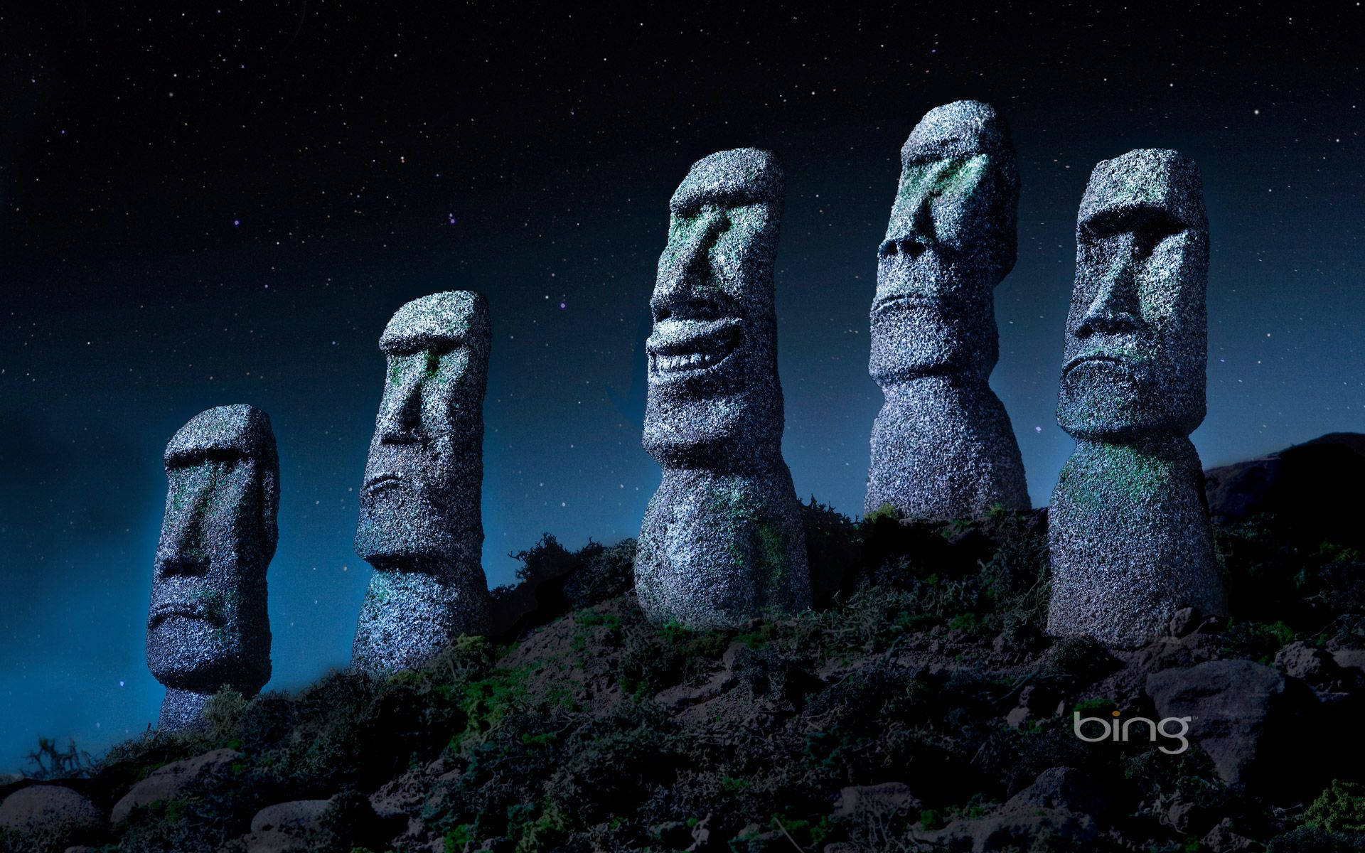 必應 桌布 壁紙 — 五尊古代摩艾石像在星空下莊嚴地矗立在岩石山上，散發著藍色環境光。