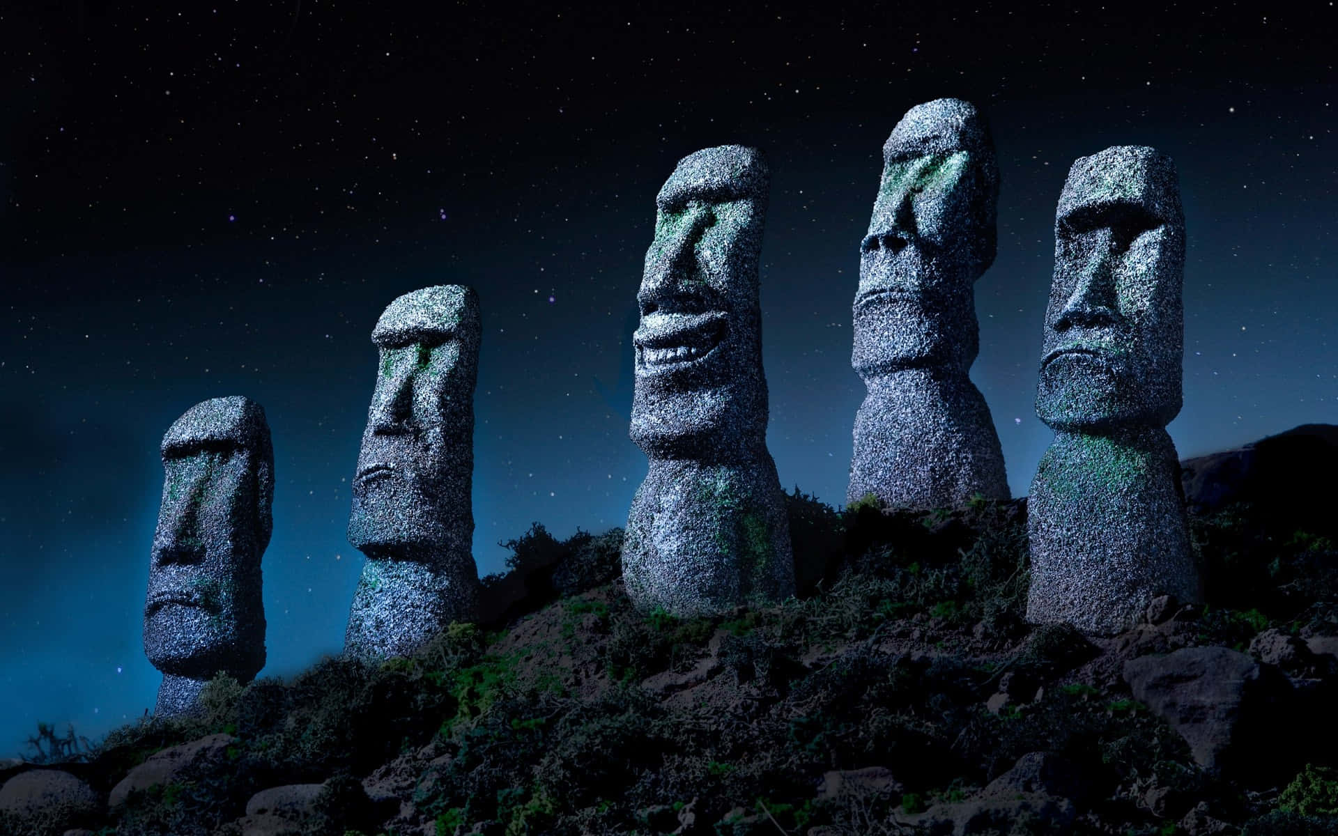 statue 桌布 壁紙 — 五尊古老的摩艾石像在星空下、岩石山上莊嚴地矗立，帶有發光的綠色點綴。