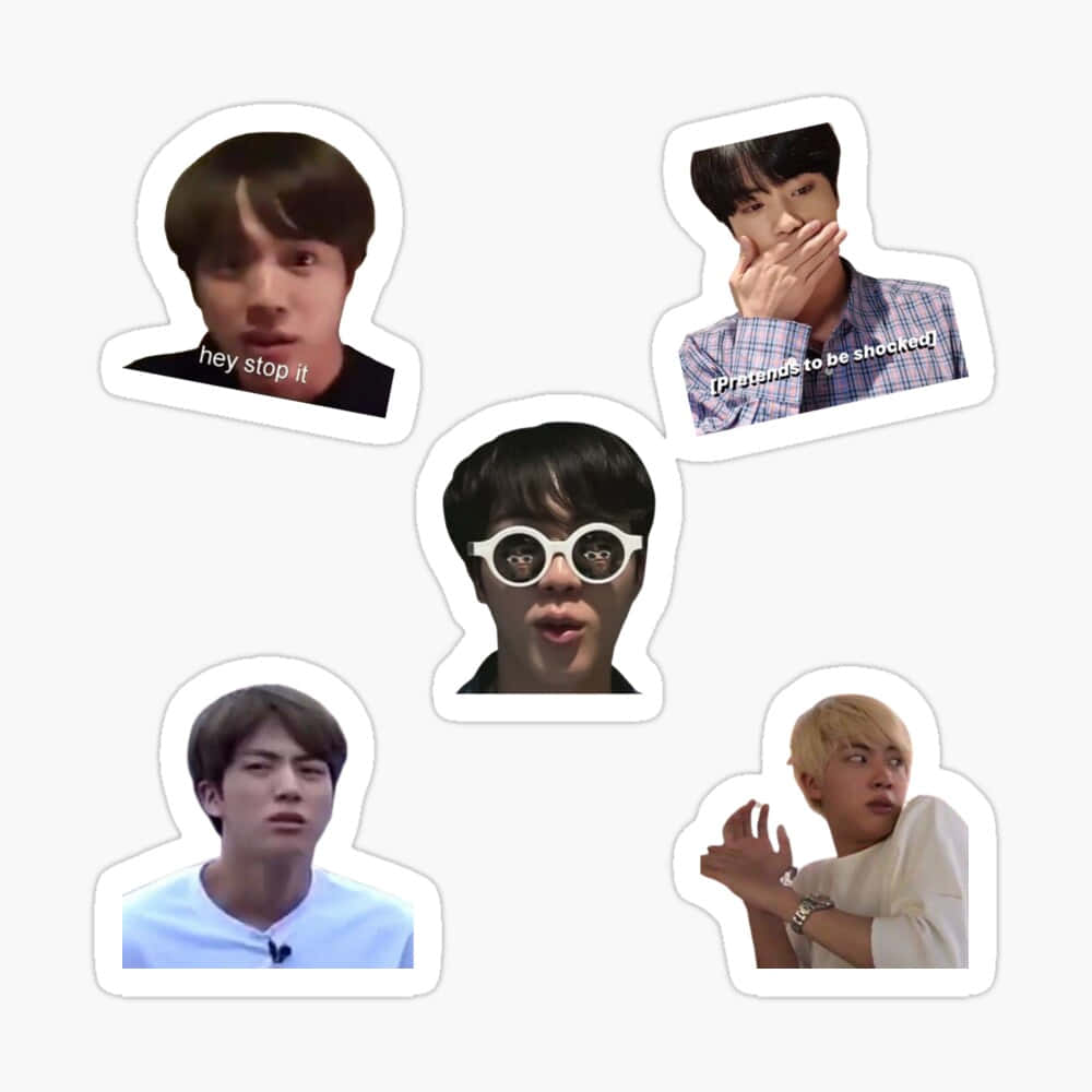 BTS 桌布 壁紙 — 五張年輕男子表情豐富姿勢的剪貼貼紙，帶有文字疊加在純色背景上。