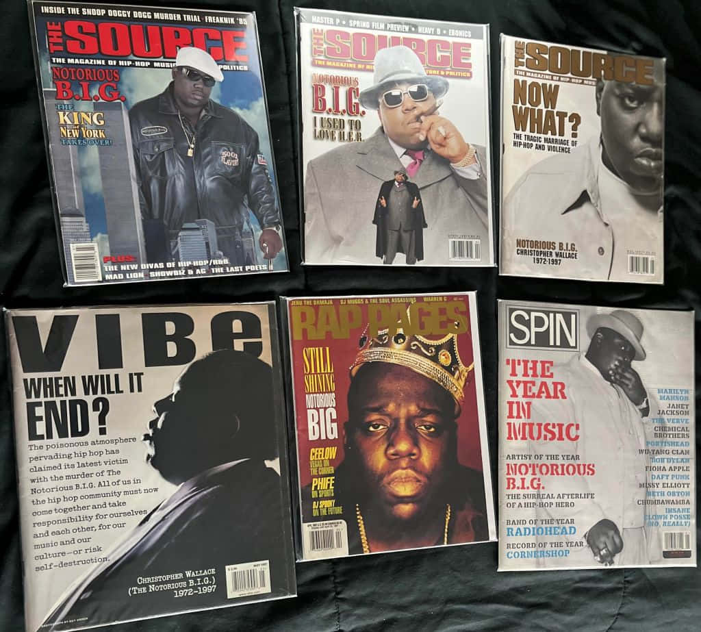  壁紙 — 五張復古嘻哈雜誌封面， featuring Notorious B.I.G. 及其他藝術家，排列在深色布料表面上。