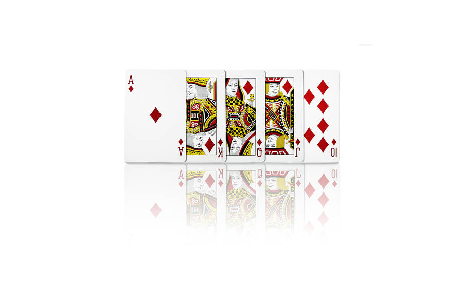 Poker 桌布 壁紙 — 五張鑽石撲克牌排列成一行，置於反光的白色表面上，帶有清晰的陰影和鮮豔的紅色點綴。