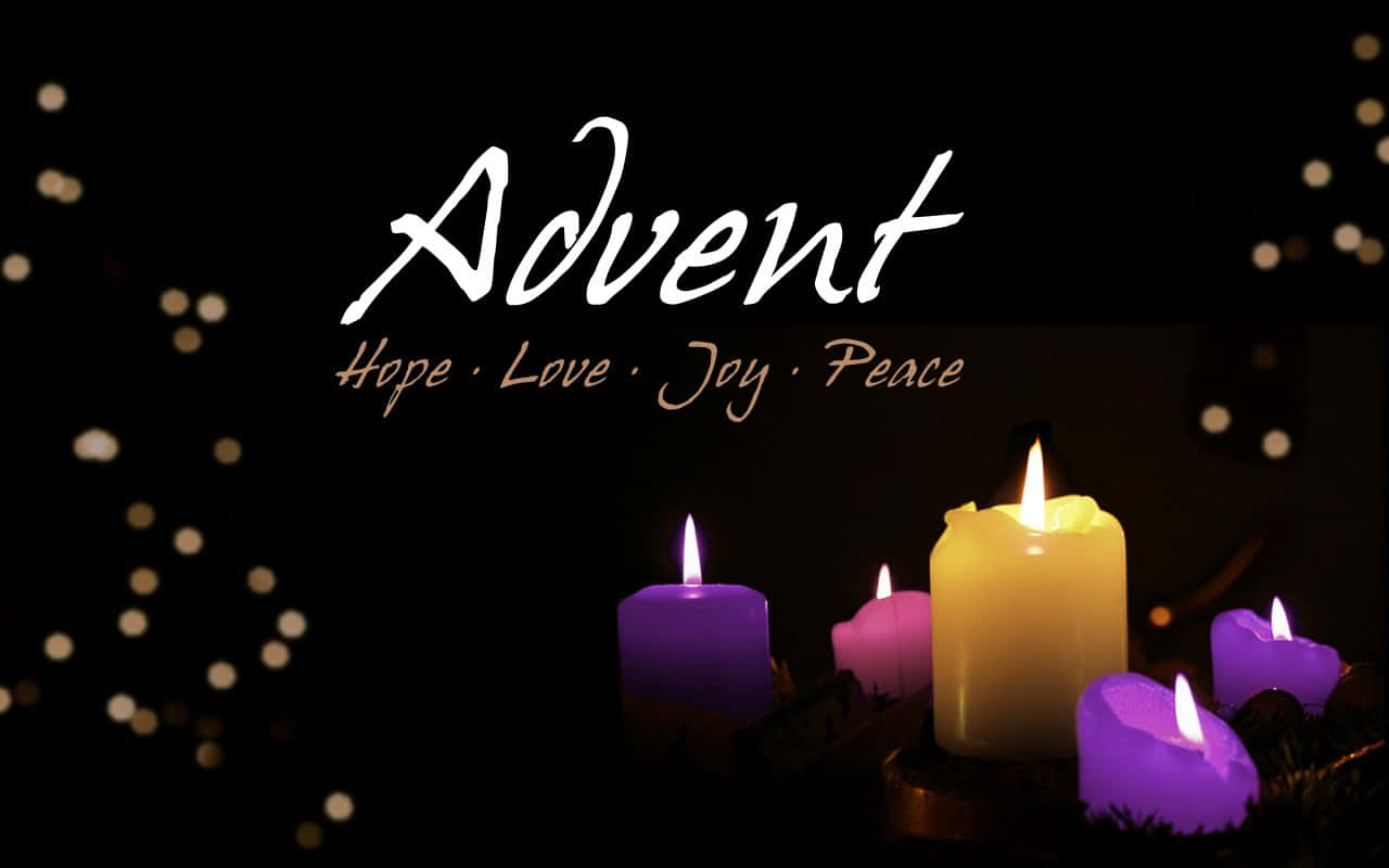 Advent 桌布 壁紙 — 五支點燃的紫色和白色蠟燭在黑暗背景中溫暖地發光，帶有散景燈光和「降臨」字樣。