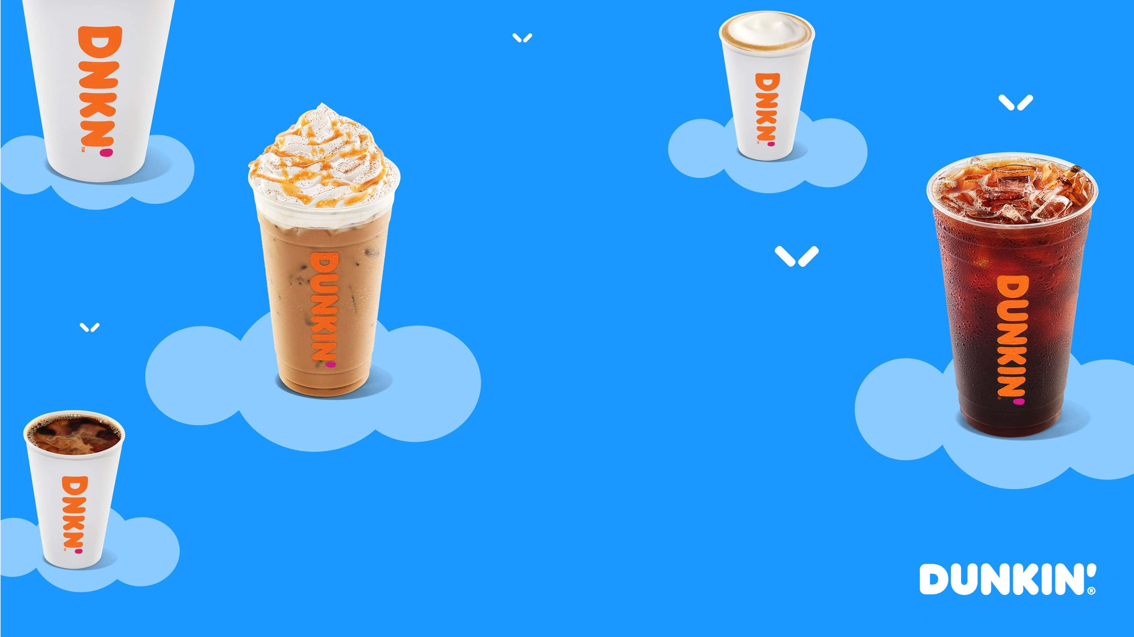 Dunkin Donuts 桌布 壁紙 — 五杯Dunkin'冰飲漂浮在淺藍色雲朵上，背景為充滿活力的藍色。
